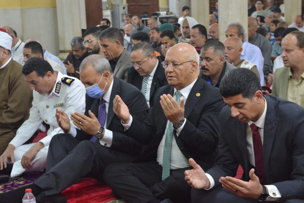 وسط فرحة كبيرة من المواطنين أدى عبد الحميد الهجان محافظ القليوبية صلاة عيد الفطر المبارك بمسجد ناصر بمدينة بنها بحضور الدكتور جمال سوسة رئيس جامعة بنها، والدكتور سمير حماد نائب المحافظ، واللواء عمرو ابو راية نائب مدير امن القليوبية، واعضاء مجلس النواب والشيوخ، واللواء عبد الله عاشور السكرتير العام المساعد والعميد أ.ح/طارق عبد المعطى المستشار العسكري بالقليوبية، والشيخ صفوت أبو السعود وكيل وزارة الأوقاف، والدكتور خالد الخطيب وكيل وزارة الصحة، والدكتور جمال سلامة رئيس هيئة التامين الصحى بالقليوبية، وعيد عبد الله وكيل وزارة التموين، والمحاسب محمد مرعي رئيس مدينة بنها وعدد من القيادات التنفيذية والأمنية والشعبية بالمحافظة.  وألقى إمام المسجد الخطبة مهنئا جموع المصلين بعيد الفطر المبارك داعياً المولى عز وجل أن يتقبل منا الصيام والقيام و قراءة القرآن الكريم والعبادات التي تقرب بها المسلمون إلى الله طيلة أيام شهر رمضان المبارك، مشيراً إلى أن شمس يوم عيد الفطر المبارك قد أشرقت ببهجتها وفرحتها على العالم أجمع بالخير واليمن والبركات، فيوم العيد يوم الجائزة للصائمين، كما تناولت الخطبة التأكيد على توطيد وتقوية العلاقات الاجتماعية من خلال التوسعة على الأهل والأبناء والحرص على إدخال البهجة والسرور على الناس جميعا وخاصة الفقراء واليتامى والمساكين وذوي الحاج. ومن جانبه، قدم محافظ القليوبية التهنئة للسيد الرئيس عبدالفتاح السيسى رئيس الجمهورية ولجميع أهالي وأبناء المحافظة، معرباً عن سعادته بالتراحم والمودة بين المواطنين، وتجمعهم من أجل إعلاء كلمة واحدة وإقامة شعيرة مباركة، داعيا المولى عزوجل أن يعيد هذه الأيام على أمتنا الإسلامية ومصرنا الغالية بالخير واليمن والبركات . وقام المحافظ بجولة تفقدية على كورنيش النيل بمدينة بنها لتقديم التهنئة لأبناء المحافظة حيث قام الهجان بتوزيع الورد وتبادل الصور التذكارية مع المواطنين وقد أعرب المواطنين عن سعادتهم لتواجد المحافظ بينهم وحرصه على التقاط الصور التذكارية للتهنئة بالعيد .