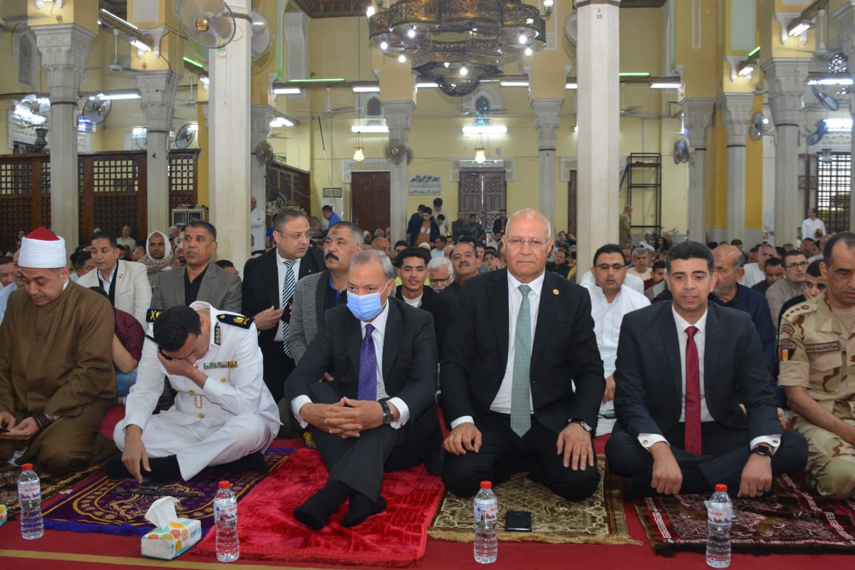 وسط فرحة كبيرة من المواطنين أدى عبد الحميد الهجان محافظ القليوبية صلاة عيد الفطر المبارك بمسجد ناصر بمدينة بنها بحضور الدكتور جمال سوسة رئيس جامعة بنها، والدكتور سمير حماد نائب المحافظ، واللواء عمرو ابو راية نائب مدير امن القليوبية، واعضاء مجلس النواب والشيوخ، واللواء عبد الله عاشور السكرتير العام المساعد والعميد أ.ح/طارق عبد المعطى المستشار العسكري بالقليوبية، والشيخ صفوت أبو السعود وكيل وزارة الأوقاف، والدكتور خالد الخطيب وكيل وزارة الصحة، والدكتور جمال سلامة رئيس هيئة التامين الصحى بالقليوبية، وعيد عبد الله وكيل وزارة التموين، والمحاسب محمد مرعي رئيس مدينة بنها وعدد من القيادات التنفيذية والأمنية والشعبية بالمحافظة.  وألقى إمام المسجد الخطبة مهنئا جموع المصلين بعيد الفطر المبارك داعياً المولى عز وجل أن يتقبل منا الصيام والقيام و قراءة القرآن الكريم والعبادات التي تقرب بها المسلمون إلى الله طيلة أيام شهر رمضان المبارك، مشيراً إلى أن شمس يوم عيد الفطر المبارك قد أشرقت ببهجتها وفرحتها على العالم أجمع بالخير واليمن والبركات، فيوم العيد يوم الجائزة للصائمين، كما تناولت الخطبة التأكيد على توطيد وتقوية العلاقات الاجتماعية من خلال التوسعة على الأهل والأبناء والحرص على إدخال البهجة والسرور على الناس جميعا وخاصة الفقراء واليتامى والمساكين وذوي الحاج. ومن جانبه، قدم محافظ القليوبية التهنئة للسيد الرئيس عبدالفتاح السيسى رئيس الجمهورية ولجميع أهالي وأبناء المحافظة، معرباً عن سعادته بالتراحم والمودة بين المواطنين، وتجمعهم من أجل إعلاء كلمة واحدة وإقامة شعيرة مباركة، داعيا المولى عزوجل أن يعيد هذه الأيام على أمتنا الإسلامية ومصرنا الغالية بالخير واليمن والبركات . وقام المحافظ بجولة تفقدية على كورنيش النيل بمدينة بنها لتقديم التهنئة لأبناء المحافظة حيث قام الهجان بتوزيع الورد وتبادل الصور التذكارية مع المواطنين وقد أعرب المواطنين عن سعادتهم لتواجد المحافظ بينهم وحرصه على التقاط الصور التذكارية للتهنئة بالعيد .