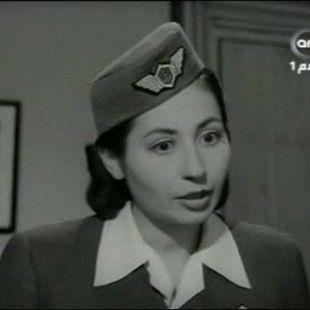 كتبت: إيمان السيد  قدمت شخصية المرأة التي تخطف الرجال من زوجاتهم أو ممن يحبونهم، وكان اسمها الحقيقي إلين داغر، مسيحية ومن أصول لبنانية. ولدت بالعاصمة اللبنانية بيروت، في 23 نوفمبر 192، وهي ابنة المنتجة الكبيرة آسيا داغر، هاجرت "إلين" مع والدتها المنتجة الشهيرة إلى مصر، عقب وفاة والدها. وقامت والدتها أسيا داغر بإنشاء شركة إنتاج سينمائي تحمل اسم "لوتس فيلم" عشقت إلين التمثيل، وأرادت دخول الفن، بعدما نصحها المقربون منها بتغيير اسمها إلى "منى"، حتى يكون قريبا من الجمهور. وفي عام 1944، خاضت منى أولى تجاربها السينمائية، في عام 1954، ثم اعتزلت منى مجال التمثيل بعدما شاركت تقريبا في 20 فيلم عندما وجدت أن أدوارها متشابهة ولم تعد تستطيع تقديم ماهو جديد، خاصة أن المخرجين والمنتجين حصروها في دور الفتاة الشريرة "خطافة الرجالة". تزوجت منى بعد ذلك في عام 1955، من رجل القانون الشهير علي منصور المسلم وظلت تراقب زوجها لمدة ستة أشهر تقريبًا، فوجدت منهُ حسن المعاملة معها ومع الآخرين مع شدة إلتزامه لدينه، ثم قررت أن تعتنق دين الإسلام واشهرت إسلامها، وعند اقتراب موسم الحج قررت الخروج لحج بيت الله الحرام وكانت حامل، وضعت أثناء مناسك الحج بنت ولقبتها بالزهراء إنتسابًا لإبنة رسول الله صل الله عليه وسلم، ثم عادت اللي مصر وانجبت بعدها ثلاثة بنات،  ولم تتوقف عند الصلاة والزكاة والصوم والحج. حاولت منى أن تتخلص من كل اعمالها الفنية السابقة وتمحوها، فقررت أن تحرق جيع الأفلام التي قامت بها ولكن اعترضت والدتها المنتجة وكذلك منتجين آخرين، فلجأت الى عبادة الله وكانت تحلم وتردد وتقسم على ربها أن تدفن في البقيع، في مدينة رسول الله.. فاستجاب لها ربها  وفي 6 يونيو 2000، رحلت الفنانة منى عن عالمنا عن عمر يناهز 77 عامًا.. اعتكفت في أغلبهم للصلاة والعباده تركت الدنيا من أجل الآخرة لتدفن في البقيع أثناء زيارتها للمدينة المنورة ويصلي عليها في المسجد النبوي أكثر من 50 ألف مصلي وبذلك تكون أول ممثلة تدفن في البقيع بالمدينة المنورة.