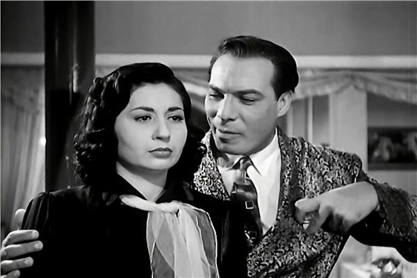 كتبت: إيمان السيد  قدمت شخصية المرأة التي تخطف الرجال من زوجاتهم أو ممن يحبونهم، وكان اسمها الحقيقي إلين داغر، مسيحية ومن أصول لبنانية. ولدت بالعاصمة اللبنانية بيروت، في 23 نوفمبر 192، وهي ابنة المنتجة الكبيرة آسيا داغر، هاجرت "إلين" مع والدتها المنتجة الشهيرة إلى مصر، عقب وفاة والدها. وقامت والدتها أسيا داغر بإنشاء شركة إنتاج سينمائي تحمل اسم "لوتس فيلم" عشقت إلين التمثيل، وأرادت دخول الفن، بعدما نصحها المقربون منها بتغيير اسمها إلى "منى"، حتى يكون قريبا من الجمهور. وفي عام 1944، خاضت منى أولى تجاربها السينمائية، في عام 1954، ثم اعتزلت منى مجال التمثيل بعدما شاركت تقريبا في 20 فيلم عندما وجدت أن أدوارها متشابهة ولم تعد تستطيع تقديم ماهو جديد، خاصة أن المخرجين والمنتجين حصروها في دور الفتاة الشريرة "خطافة الرجالة". تزوجت منى بعد ذلك في عام 1955، من رجل القانون الشهير علي منصور المسلم وظلت تراقب زوجها لمدة ستة أشهر تقريبًا، فوجدت منهُ حسن المعاملة معها ومع الآخرين مع شدة إلتزامه لدينه، ثم قررت أن تعتنق دين الإسلام واشهرت إسلامها، وعند اقتراب موسم الحج قررت الخروج لحج بيت الله الحرام وكانت حامل، وضعت أثناء مناسك الحج بنت ولقبتها بالزهراء إنتسابًا لإبنة رسول الله صل الله عليه وسلم، ثم عادت اللي مصر وانجبت بعدها ثلاثة بنات،  ولم تتوقف عند الصلاة والزكاة والصوم والحج. حاولت منى أن تتخلص من كل اعمالها الفنية السابقة وتمحوها، فقررت أن تحرق جيع الأفلام التي قامت بها ولكن اعترضت والدتها المنتجة وكذلك منتجين آخرين، فلجأت الى عبادة الله وكانت تحلم وتردد وتقسم على ربها أن تدفن في البقيع، في مدينة رسول الله.. فاستجاب لها ربها  وفي 6 يونيو 2000، رحلت الفنانة منى عن عالمنا عن عمر يناهز 77 عامًا.. اعتكفت في أغلبهم للصلاة والعباده تركت الدنيا من أجل الآخرة لتدفن في البقيع أثناء زيارتها للمدينة المنورة ويصلي عليها في المسجد النبوي أكثر من 50 ألف مصلي وبذلك تكون أول ممثلة تدفن في البقيع بالمدينة المنورة.