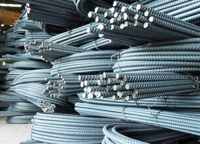 أعلنت بوابة الأسعار التابعة لمجلس الوزراء، عن سعر الحديد للمستهلك اليوم، بعد رصدها لأسعار البيع والشراء، حيث بينت تراجع سعر الحديد الاستثماري بقيمة 865 جنيهًا ليسجل 39.735 جنيهًا. فيما تراجع سعر حديد عز بقيمة 201 جنيهًا حيث سجل سعر الطن بعد الانخفاض قيمة 41.328 جنيهًا. سعر الحديد اليوم في مصر يشار إلى أن سعر الحديد الاستثماري للمستهلك ارتفع أمس بقيمة 667 جنيهًا في سعر الطن الاستثماري، في حين تراجع سعر طن حديد عز بنحو 111 جنيهًا، وذلك وفقًا لبوابة الأسعار المحلية والعالمية التابعة لـ رئاسة مجلس الوزراء. وسجل متوسط سعر طن الأسمنت الرمادي، اليوم للمستهلك 2060 جنيهًا. بقي سعر الحديد للبيع من أرض المصنع دون تغيير، وفي سطور ترصد المصري اليوم سعر الحديد للبيع من أرض المصنع. سعر الحديد اليوم للبيع من أرض المصنع سعر حديد عز اليوم 32135 جنيها. سعر حديد السويس للصلب 32050 جنيها. أسعار الحديد اليوم حديد بشاي 38500 جنيه. حديد المراكبي 38500 جنيه. سعر حديد المصريين 32.050 جنيهًا. حديد العشري 39.500 جنيه. حديد الجارحي 38760 جنيهًا. مصر ستيل 40.000 جنيه. حديد الكومي 40.600 جنيه. حديد العلا 40.400 جنيه. الجيوشي للصلب 39.500 جنيه. سعر الحديد العالمي سعر طن الحديد اليوم يشار إلى أن سعر الحديد للبيع من أرض المصنع، ارتفع مطلع مايو الجاري بقيمة تصل لنحو 1900 جنيه، في حين ثبت حديد عز والسويس للصلب وعدد من الشركات الأخرى أسعار البيع من أرض المصنع دون تغيير. اسعار الخردة عالميًا تراجعت أسعار الخردة عالميًا بقيمة 13 دولارًا في تداولات الأسبوع الجاري، وفقا لأسعار تداولات أسواق الصلب العالمية، حيث بلغ سعر طن الخردة 390 دولار للطن، مقارنة بالأسبوع الماضي. اسعار خام الحديد سعر طن الحديد اليوم وتراجعت أسعار خام الحديد الأسبوع الجاري 3 دولارات مسجلة 103 دولار للطن، في حين تراوحت أسعار مربعات الصلب- البيلت- ما بين 530- 575 دولار للطن واسعار حديد التسليح ما بين 640- 650 دولارللطن. واستوردت الولايات المتحدة أكبر كمية من حديد التسليح خلال شهر مارس الماضي، من الجزائر، حيث بلغت 39،980 طن، مقارنة بـ 50,522 طن في شهر فبراير و58,519 طن في مارس 2022. وتشمل المصادر الرئيسية الأخرى لحديد التسليح المستورد كندا بحجم 13،245 طن وفيتنام بحجم 10,586 طن والمكسيك بحجم 8,595 طن وجمهورية الدومينيكان بحجم 4,204 ط، حيث بلغ إجمالي واردات حديد التسليح 53.6 مليون دولار في شهر مارس 2023، مقارنة بـ 89.9 مليون دولار في شهر فبراير و126.6 مليون دولار في شهر مارس 2022.