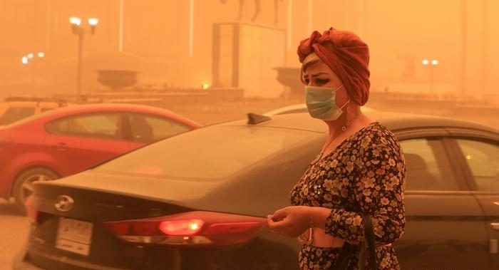 أعلنت هيئة الأرصاد الجوية تفاصيل حالة الطقس في مصر اليوم الجمعة 5 مايو 2023، حيث توقعت أن تنخفض درجات الحرارة بشكل طفيف على كافة الأنحاء وحذرت من نشاط الرياح المثيرة للرمال والأتربة. حالة الطقس اليوم ومن المتوقع أن تشهد حالة الطقس اليوم، طقس معتدل صباحا، أما نهارا فيسود طقس حار على القاهرة الكبرى والوجه البحري والسواحل الشمالية الشرقية وجنوب سيناء وشمال الصعيد. فيما يظل الطقس مائلا للدفء على السواحل الشمالية الغربية، وشديد الحرارة على جنوب الصعيد، أما ليلا فيسود طقس مائل للبرودة على شمال البلاد حتى القاهرة الكبرى وشمال الصعيد معتدل على جنوب سيناء وجنوب الصعيد. وحذرت الأرصاد الجوية من نشاط الرياح المثيرة للرمال والأتربة على بعض المناطق اليوم، حيث كشفت خريطة الظواهر الجوية عن وجود نشاط للرياح على مناطق من السواحل الشمالية الغربية، وتكون الرياح مثيرة للرمال والأتربة على مناطق من القاهرة الكبرى والوجه البحري والصحراء الغربية ومدن القناة والسواحل الشمالية الشرقية وسيناء وشمال محافظة البحر الأحمر وجنوب البلاد على فترات متقطعة. وهناك فرص لسقوط أمطار خفيفة قد تكون متوسطة أحيانا على مناطق من السلوم ومطروح، وقد تمتد الأمطار خفيفة إلى مناطق من الإسكندرية وشمال الوجه البحري على فترات متقطعة. وقالت الدكتورة منار غانم، عضو المركز الإعلامي للأرصاد الجوية، إن حالة الطقس في مصر اليوم الجمعة تشهد انخفاضا طفيفا في درجات الحرارة، فيما سيكون الانخفاض ملحوظا بشكل أكبر بداية من اليوم السبت المقبل. وأوضحت في تصريحات تلفزيونية لها أن مرضى حساسية الصدر والجيوب الأنفية يجب عليهم الحذر عند الخروج وارتداء الكمامات بسبب وجود نشاط للرياح المثيرة للرمال والأتربة، مشيرة إلى وجود فرص للأمطار اليوم الجمعة وستزداد يوم السبت المقبل على المناطق الساحلية.