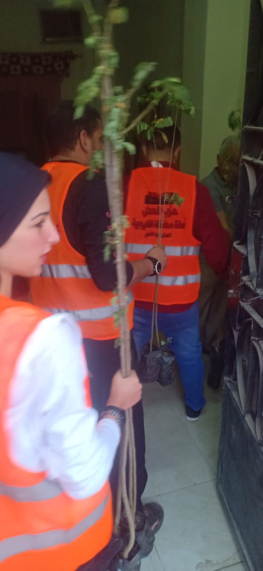حزب العدل بالقليوبية: يقوم بزراعة وتشجير مؤسسة الرعاية الاجتماعية ببنها للبنين قام حزب «العدل» بمحافظة القليوبية، بمواصلة فعالية تشجير المؤسسات الخدمية فى إطار خطة الحزب لمشاركة الدولة فى تقديم الوعي البيئي والمشاركة الفعالة لخدمة المجتمع والناس، حيث قام الحزب بزراعة عدد من الأشجار بمؤسسة دار الرعاية الاجتماعية ببنها للبنين. جاء هذا بالتنسيق بين كابتن محمد عفيفي أمين العمل الجماهير بالمحافظة، وايمان السيد أمين شباب بندر بنها، ووائل جمال امين العلاقات العامة والمراسم بالمحافظة، وذلك إيمانا من الحزب بدوره الفعال بضرورة التواجد والتلاحم مع المواطنين. وقالت الهام السيد أمين حزب العدل بمحافظة القليوبية؛ مبادرة التشجير تهدف إلى توعية المجتمع بأهمية التشجير وتأكيد مشاركة منظمات المجتمع المدني في الحفاظ على الزراعة وتأصيل القيم الزراعية وأهميتها في نفوس النشء بما في ذلك تحفيز الطلاب والطالبات وتوعية الجمهور عموما بالدور الهام للزراعة. وأوضحت الهام السيد أن المبادرة تشمل المصالح الخدمية التي يرتد عليها المواطنون بشكل مستمر مثل المدارس والمستشفيات مكاتب الشؤون الاجتماعية ودور الرعاية الاجتماعية ومراكز الشباب، وذلك من أجل المنفعة العامة.