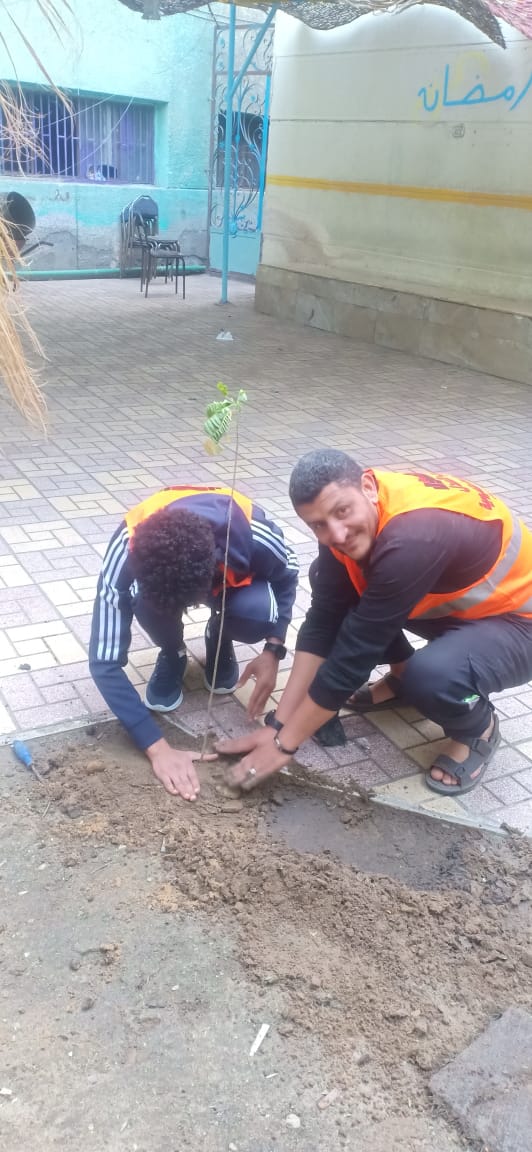 حزب العدل بالقليوبية: يقوم بزراعة وتشجير مؤسسة الرعاية الاجتماعية ببنها للبنين قام حزب «العدل» بمحافظة القليوبية، بمواصلة فعالية تشجير المؤسسات الخدمية فى إطار خطة الحزب لمشاركة الدولة فى تقديم الوعي البيئي والمشاركة الفعالة لخدمة المجتمع والناس، حيث قام الحزب بزراعة عدد من الأشجار بمؤسسة دار الرعاية الاجتماعية ببنها للبنين. جاء هذا بالتنسيق بين كابتن محمد عفيفي أمين العمل الجماهير بالمحافظة، وايمان السيد أمين شباب بندر بنها، ووائل جمال امين العلاقات العامة والمراسم بالمحافظة، وذلك إيمانا من الحزب بدوره الفعال بضرورة التواجد والتلاحم مع المواطنين. وقالت الهام السيد أمين حزب العدل بمحافظة القليوبية؛ مبادرة التشجير تهدف إلى توعية المجتمع بأهمية التشجير وتأكيد مشاركة منظمات المجتمع المدني في الحفاظ على الزراعة وتأصيل القيم الزراعية وأهميتها في نفوس النشء بما في ذلك تحفيز الطلاب والطالبات وتوعية الجمهور عموما بالدور الهام للزراعة. وأوضحت الهام السيد أن المبادرة تشمل المصالح الخدمية التي يرتد عليها المواطنون بشكل مستمر مثل المدارس والمستشفيات مكاتب الشؤون الاجتماعية ودور الرعاية الاجتماعية ومراكز الشباب، وذلك من أجل المنفعة العامة.