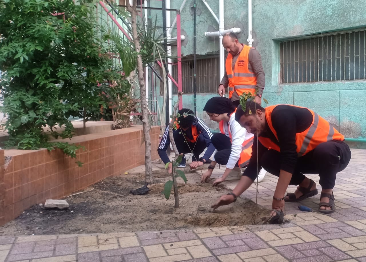 حزب العدل بالقليوبية: يقوم بزراعة وتشجير مؤسسة الرعاية الاجتماعية ببنها للبنين قام حزب «العدل» بمحافظة القليوبية، بمواصلة فعالية تشجير المؤسسات الخدمية فى إطار خطة الحزب لمشاركة الدولة فى تقديم الوعي البيئي والمشاركة الفعالة لخدمة المجتمع والناس، حيث قام الحزب بزراعة عدد من الأشجار بمؤسسة دار الرعاية الاجتماعية ببنها للبنين. جاء هذا بالتنسيق بين كابتن محمد عفيفي أمين العمل الجماهير بالمحافظة، وايمان السيد أمين شباب بندر بنها، ووائل جمال امين العلاقات العامة والمراسم بالمحافظة، وذلك إيمانا من الحزب بدوره الفعال بضرورة التواجد والتلاحم مع المواطنين. وقالت الهام السيد أمين حزب العدل بمحافظة القليوبية؛ مبادرة التشجير تهدف إلى توعية المجتمع بأهمية التشجير وتأكيد مشاركة منظمات المجتمع المدني في الحفاظ على الزراعة وتأصيل القيم الزراعية وأهميتها في نفوس النشء بما في ذلك تحفيز الطلاب والطالبات وتوعية الجمهور عموما بالدور الهام للزراعة. وأوضحت الهام السيد أن المبادرة تشمل المصالح الخدمية التي يرتد عليها المواطنون بشكل مستمر مثل المدارس والمستشفيات مكاتب الشؤون الاجتماعية ودور الرعاية الاجتماعية ومراكز الشباب، وذلك من أجل المنفعة العامة.