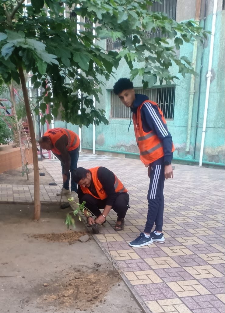 حزب العدل بالقليوبية: يقوم بزراعة وتشجير مؤسسة الرعاية الاجتماعية ببنها للبنين قام حزب «العدل» بمحافظة القليوبية، بمواصلة فعالية تشجير المؤسسات الخدمية فى إطار خطة الحزب لمشاركة الدولة فى تقديم الوعي البيئي والمشاركة الفعالة لخدمة المجتمع والناس، حيث قام الحزب بزراعة عدد من الأشجار بمؤسسة دار الرعاية الاجتماعية ببنها للبنين. جاء هذا بالتنسيق بين كابتن محمد عفيفي أمين العمل الجماهير بالمحافظة، وايمان السيد أمين شباب بندر بنها، ووائل جمال امين العلاقات العامة والمراسم بالمحافظة، وذلك إيمانا من الحزب بدوره الفعال بضرورة التواجد والتلاحم مع المواطنين. وقالت الهام السيد أمين حزب العدل بمحافظة القليوبية؛ مبادرة التشجير تهدف إلى توعية المجتمع بأهمية التشجير وتأكيد مشاركة منظمات المجتمع المدني في الحفاظ على الزراعة وتأصيل القيم الزراعية وأهميتها في نفوس النشء بما في ذلك تحفيز الطلاب والطالبات وتوعية الجمهور عموما بالدور الهام للزراعة. وأوضحت الهام السيد أن المبادرة تشمل المصالح الخدمية التي يرتد عليها المواطنون بشكل مستمر مثل المدارس والمستشفيات مكاتب الشؤون الاجتماعية ودور الرعاية الاجتماعية ومراكز الشباب، وذلك من أجل المنفعة العامة.