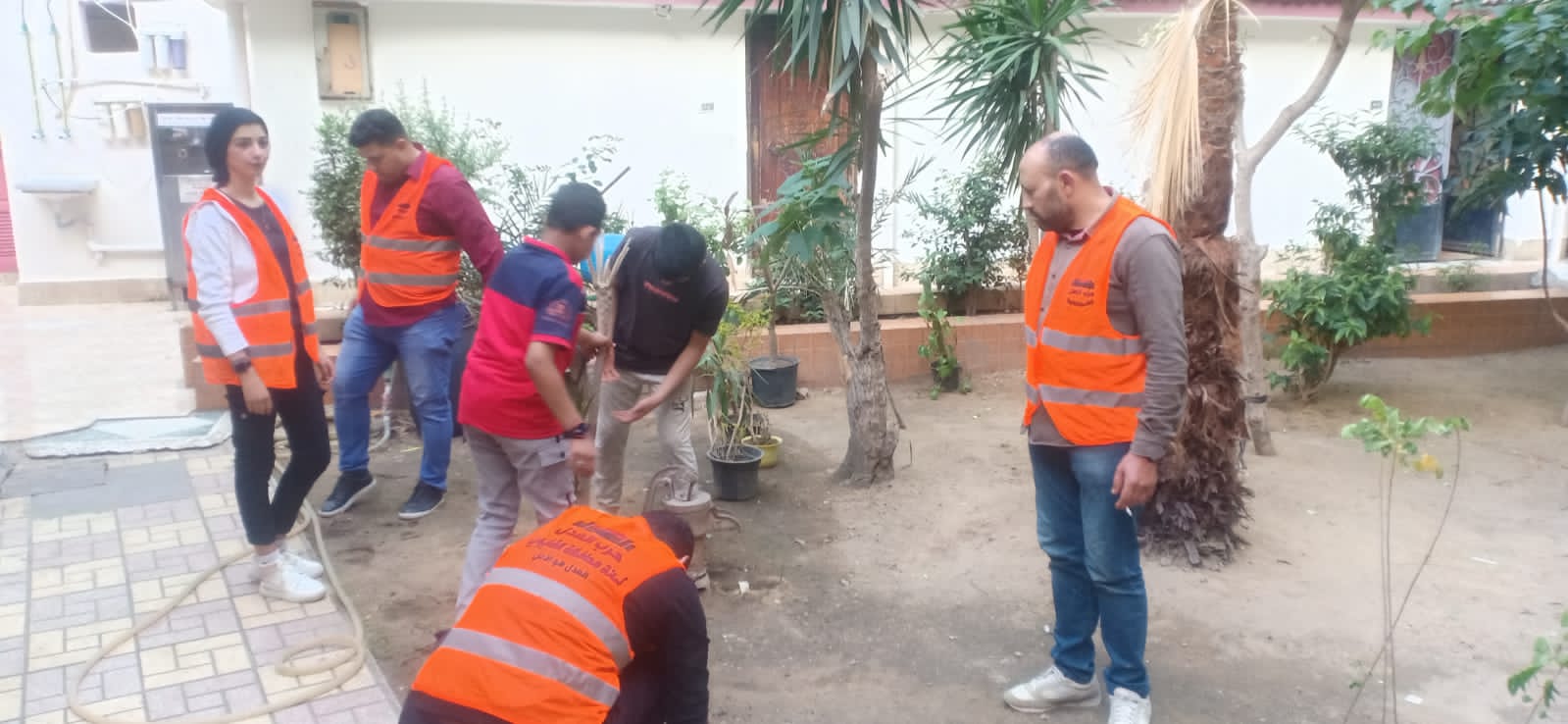 حزب العدل بالقليوبية: يقوم بزراعة وتشجير مؤسسة الرعاية الاجتماعية ببنها للبنين قام حزب «العدل» بمحافظة القليوبية، بمواصلة فعالية تشجير المؤسسات الخدمية فى إطار خطة الحزب لمشاركة الدولة فى تقديم الوعي البيئي والمشاركة الفعالة لخدمة المجتمع والناس، حيث قام الحزب بزراعة عدد من الأشجار بمؤسسة دار الرعاية الاجتماعية ببنها للبنين. جاء هذا بالتنسيق بين كابتن محمد عفيفي أمين العمل الجماهير بالمحافظة، وايمان السيد أمين شباب بندر بنها، ووائل جمال امين العلاقات العامة والمراسم بالمحافظة، وذلك إيمانا من الحزب بدوره الفعال بضرورة التواجد والتلاحم مع المواطنين. وقالت الهام السيد أمين حزب العدل بمحافظة القليوبية؛ مبادرة التشجير تهدف إلى توعية المجتمع بأهمية التشجير وتأكيد مشاركة منظمات المجتمع المدني في الحفاظ على الزراعة وتأصيل القيم الزراعية وأهميتها في نفوس النشء بما في ذلك تحفيز الطلاب والطالبات وتوعية الجمهور عموما بالدور الهام للزراعة. وأوضحت الهام السيد أن المبادرة تشمل المصالح الخدمية التي يرتد عليها المواطنون بشكل مستمر مثل المدارس والمستشفيات مكاتب الشؤون الاجتماعية ودور الرعاية الاجتماعية ومراكز الشباب، وذلك من أجل المنفعة العامة.