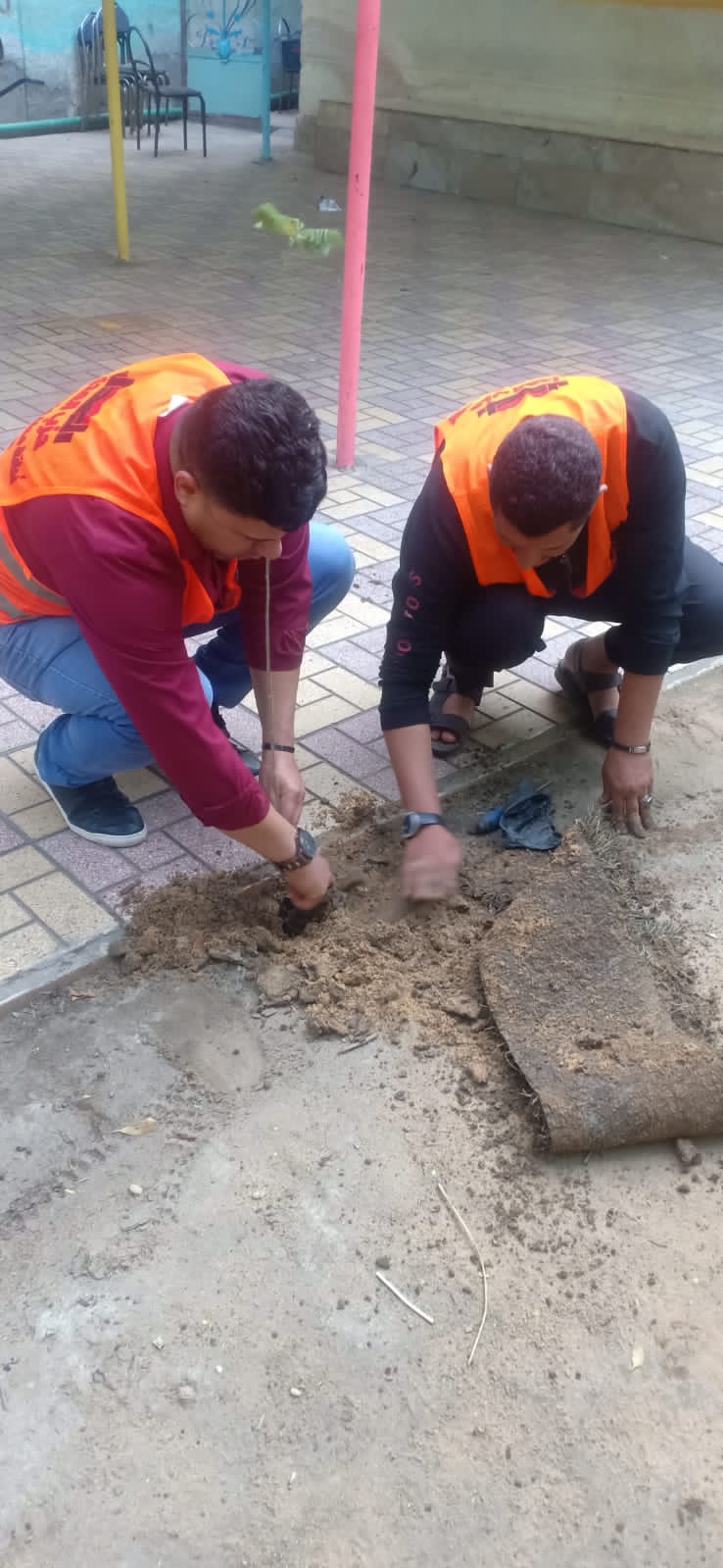 حزب العدل بالقليوبية: يقوم بزراعة وتشجير مؤسسة الرعاية الاجتماعية ببنها للبنين قام حزب «العدل» بمحافظة القليوبية، بمواصلة فعالية تشجير المؤسسات الخدمية فى إطار خطة الحزب لمشاركة الدولة فى تقديم الوعي البيئي والمشاركة الفعالة لخدمة المجتمع والناس، حيث قام الحزب بزراعة عدد من الأشجار بمؤسسة دار الرعاية الاجتماعية ببنها للبنين. جاء هذا بالتنسيق بين كابتن محمد عفيفي أمين العمل الجماهير بالمحافظة، وايمان السيد أمين شباب بندر بنها، ووائل جمال امين العلاقات العامة والمراسم بالمحافظة، وذلك إيمانا من الحزب بدوره الفعال بضرورة التواجد والتلاحم مع المواطنين. وقالت الهام السيد أمين حزب العدل بمحافظة القليوبية؛ مبادرة التشجير تهدف إلى توعية المجتمع بأهمية التشجير وتأكيد مشاركة منظمات المجتمع المدني في الحفاظ على الزراعة وتأصيل القيم الزراعية وأهميتها في نفوس النشء بما في ذلك تحفيز الطلاب والطالبات وتوعية الجمهور عموما بالدور الهام للزراعة. وأوضحت الهام السيد أن المبادرة تشمل المصالح الخدمية التي يرتد عليها المواطنون بشكل مستمر مثل المدارس والمستشفيات مكاتب الشؤون الاجتماعية ودور الرعاية الاجتماعية ومراكز الشباب، وذلك من أجل المنفعة العامة.