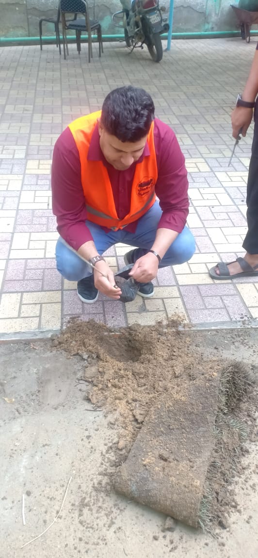 حزب العدل بالقليوبية: يقوم بزراعة وتشجير مؤسسة الرعاية الاجتماعية ببنها للبنين قام حزب «العدل» بمحافظة القليوبية، بمواصلة فعالية تشجير المؤسسات الخدمية فى إطار خطة الحزب لمشاركة الدولة فى تقديم الوعي البيئي والمشاركة الفعالة لخدمة المجتمع والناس، حيث قام الحزب بزراعة عدد من الأشجار بمؤسسة دار الرعاية الاجتماعية ببنها للبنين. جاء هذا بالتنسيق بين كابتن محمد عفيفي أمين العمل الجماهير بالمحافظة، وايمان السيد أمين شباب بندر بنها، ووائل جمال امين العلاقات العامة والمراسم بالمحافظة، وذلك إيمانا من الحزب بدوره الفعال بضرورة التواجد والتلاحم مع المواطنين. وقالت الهام السيد أمين حزب العدل بمحافظة القليوبية؛ مبادرة التشجير تهدف إلى توعية المجتمع بأهمية التشجير وتأكيد مشاركة منظمات المجتمع المدني في الحفاظ على الزراعة وتأصيل القيم الزراعية وأهميتها في نفوس النشء بما في ذلك تحفيز الطلاب والطالبات وتوعية الجمهور عموما بالدور الهام للزراعة. وأوضحت الهام السيد أن المبادرة تشمل المصالح الخدمية التي يرتد عليها المواطنون بشكل مستمر مثل المدارس والمستشفيات مكاتب الشؤون الاجتماعية ودور الرعاية الاجتماعية ومراكز الشباب، وذلك من أجل المنفعة العامة.