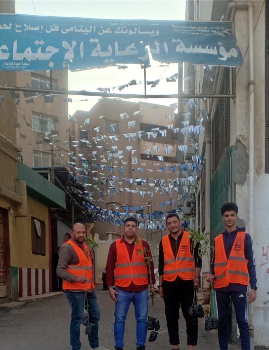 حزب العدل بالقليوبية: يقوم بزراعة وتشجير مؤسسة الرعاية الاجتماعية ببنها للبنين قام حزب «العدل» بمحافظة القليوبية، بمواصلة فعالية تشجير المؤسسات الخدمية فى إطار خطة الحزب لمشاركة الدولة فى تقديم الوعي البيئي والمشاركة الفعالة لخدمة المجتمع والناس، حيث قام الحزب بزراعة عدد من الأشجار بمؤسسة دار الرعاية الاجتماعية ببنها للبنين. جاء هذا بالتنسيق بين كابتن محمد عفيفي أمين العمل الجماهير بالمحافظة، وايمان السيد أمين شباب بندر بنها، ووائل جمال امين العلاقات العامة والمراسم بالمحافظة، وذلك إيمانا من الحزب بدوره الفعال بضرورة التواجد والتلاحم مع المواطنين. وقالت الهام السيد أمين حزب العدل بمحافظة القليوبية؛ مبادرة التشجير تهدف إلى توعية المجتمع بأهمية التشجير وتأكيد مشاركة منظمات المجتمع المدني في الحفاظ على الزراعة وتأصيل القيم الزراعية وأهميتها في نفوس النشء بما في ذلك تحفيز الطلاب والطالبات وتوعية الجمهور عموما بالدور الهام للزراعة. وأوضحت الهام السيد أن المبادرة تشمل المصالح الخدمية التي يرتد عليها المواطنون بشكل مستمر مثل المدارس والمستشفيات مكاتب الشؤون الاجتماعية ودور الرعاية الاجتماعية ومراكز الشباب، وذلك من أجل المنفعة العامة.