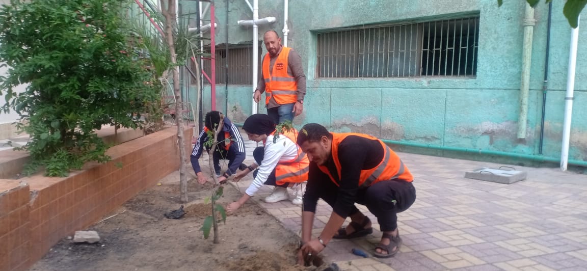 حزب العدل بالقليوبية: يقوم بزراعة وتشجير مؤسسة الرعاية الاجتماعية ببنها للبنين قام حزب «العدل» بمحافظة القليوبية، بمواصلة فعالية تشجير المؤسسات الخدمية فى إطار خطة الحزب لمشاركة الدولة فى تقديم الوعي البيئي والمشاركة الفعالة لخدمة المجتمع والناس، حيث قام الحزب بزراعة عدد من الأشجار بمؤسسة دار الرعاية الاجتماعية ببنها للبنين. جاء هذا بالتنسيق بين كابتن محمد عفيفي أمين العمل الجماهير بالمحافظة، وايمان السيد أمين شباب بندر بنها، ووائل جمال امين العلاقات العامة والمراسم بالمحافظة، وذلك إيمانا من الحزب بدوره الفعال بضرورة التواجد والتلاحم مع المواطنين. وقالت الهام السيد أمين حزب العدل بمحافظة القليوبية؛ مبادرة التشجير تهدف إلى توعية المجتمع بأهمية التشجير وتأكيد مشاركة منظمات المجتمع المدني في الحفاظ على الزراعة وتأصيل القيم الزراعية وأهميتها في نفوس النشء بما في ذلك تحفيز الطلاب والطالبات وتوعية الجمهور عموما بالدور الهام للزراعة. وأوضحت الهام السيد أن المبادرة تشمل المصالح الخدمية التي يرتد عليها المواطنون بشكل مستمر مثل المدارس والمستشفيات مكاتب الشؤون الاجتماعية ودور الرعاية الاجتماعية ومراكز الشباب، وذلك من أجل المنفعة العامة.