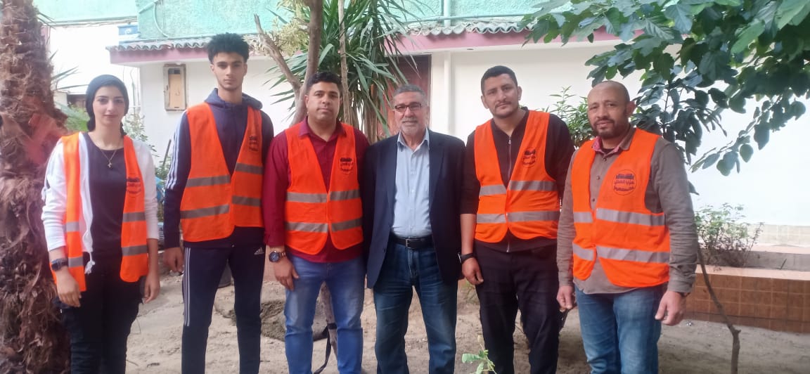 حزب العدل بالقليوبية: يقوم بزراعة وتشجير مؤسسة الرعاية الاجتماعية ببنها للبنين قام حزب «العدل» بمحافظة القليوبية، بمواصلة فعالية تشجير المؤسسات الخدمية فى إطار خطة الحزب لمشاركة الدولة فى تقديم الوعي البيئي والمشاركة الفعالة لخدمة المجتمع والناس، حيث قام الحزب بزراعة عدد من الأشجار بمؤسسة دار الرعاية الاجتماعية ببنها للبنين. جاء هذا بالتنسيق بين كابتن محمد عفيفي أمين العمل الجماهير بالمحافظة، وايمان السيد أمين شباب بندر بنها، ووائل جمال امين العلاقات العامة والمراسم بالمحافظة، وذلك إيمانا من الحزب بدوره الفعال بضرورة التواجد والتلاحم مع المواطنين. وقالت الهام السيد أمين حزب العدل بمحافظة القليوبية؛ مبادرة التشجير تهدف إلى توعية المجتمع بأهمية التشجير وتأكيد مشاركة منظمات المجتمع المدني في الحفاظ على الزراعة وتأصيل القيم الزراعية وأهميتها في نفوس النشء بما في ذلك تحفيز الطلاب والطالبات وتوعية الجمهور عموما بالدور الهام للزراعة. وأوضحت الهام السيد أن المبادرة تشمل المصالح الخدمية التي يرتد عليها المواطنون بشكل مستمر مثل المدارس والمستشفيات مكاتب الشؤون الاجتماعية ودور الرعاية الاجتماعية ومراكز الشباب، وذلك من أجل المنفعة العامة.