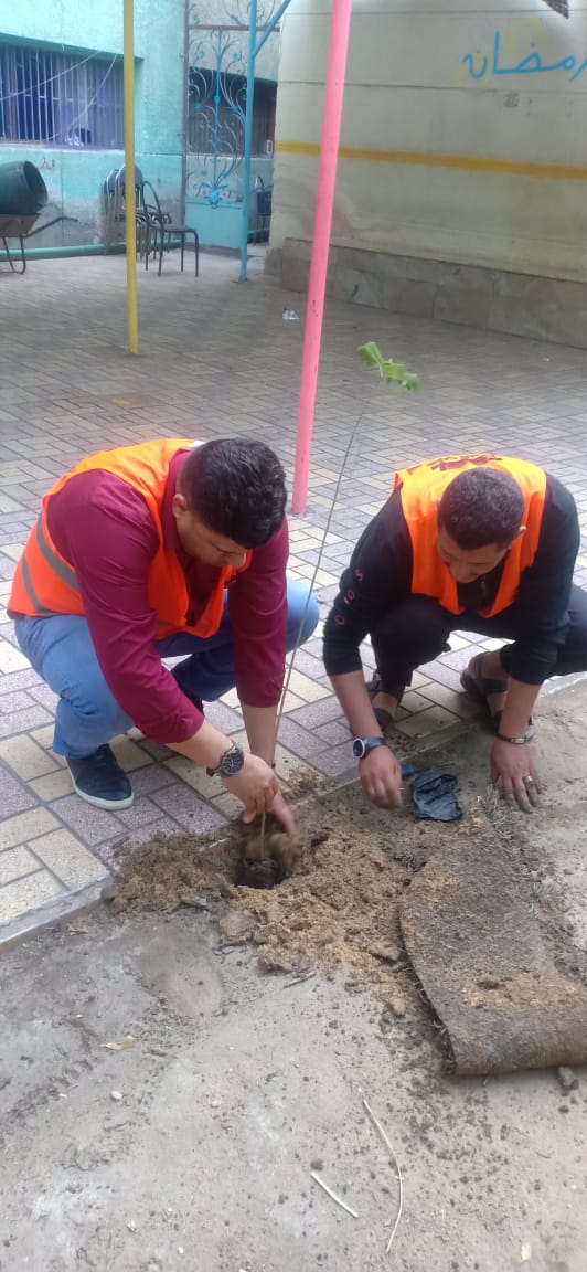 حزب العدل بالقليوبية: يقوم بزراعة وتشجير مؤسسة الرعاية الاجتماعية ببنها للبنين قام حزب «العدل» بمحافظة القليوبية، بمواصلة فعالية تشجير المؤسسات الخدمية فى إطار خطة الحزب لمشاركة الدولة فى تقديم الوعي البيئي والمشاركة الفعالة لخدمة المجتمع والناس، حيث قام الحزب بزراعة عدد من الأشجار بمؤسسة دار الرعاية الاجتماعية ببنها للبنين. جاء هذا بالتنسيق بين كابتن محمد عفيفي أمين العمل الجماهير بالمحافظة، وايمان السيد أمين شباب بندر بنها، ووائل جمال امين العلاقات العامة والمراسم بالمحافظة، وذلك إيمانا من الحزب بدوره الفعال بضرورة التواجد والتلاحم مع المواطنين. وقالت الهام السيد أمين حزب العدل بمحافظة القليوبية؛ مبادرة التشجير تهدف إلى توعية المجتمع بأهمية التشجير وتأكيد مشاركة منظمات المجتمع المدني في الحفاظ على الزراعة وتأصيل القيم الزراعية وأهميتها في نفوس النشء بما في ذلك تحفيز الطلاب والطالبات وتوعية الجمهور عموما بالدور الهام للزراعة. وأوضحت الهام السيد أن المبادرة تشمل المصالح الخدمية التي يرتد عليها المواطنون بشكل مستمر مثل المدارس والمستشفيات مكاتب الشؤون الاجتماعية ودور الرعاية الاجتماعية ومراكز الشباب، وذلك من أجل المنفعة العامة.