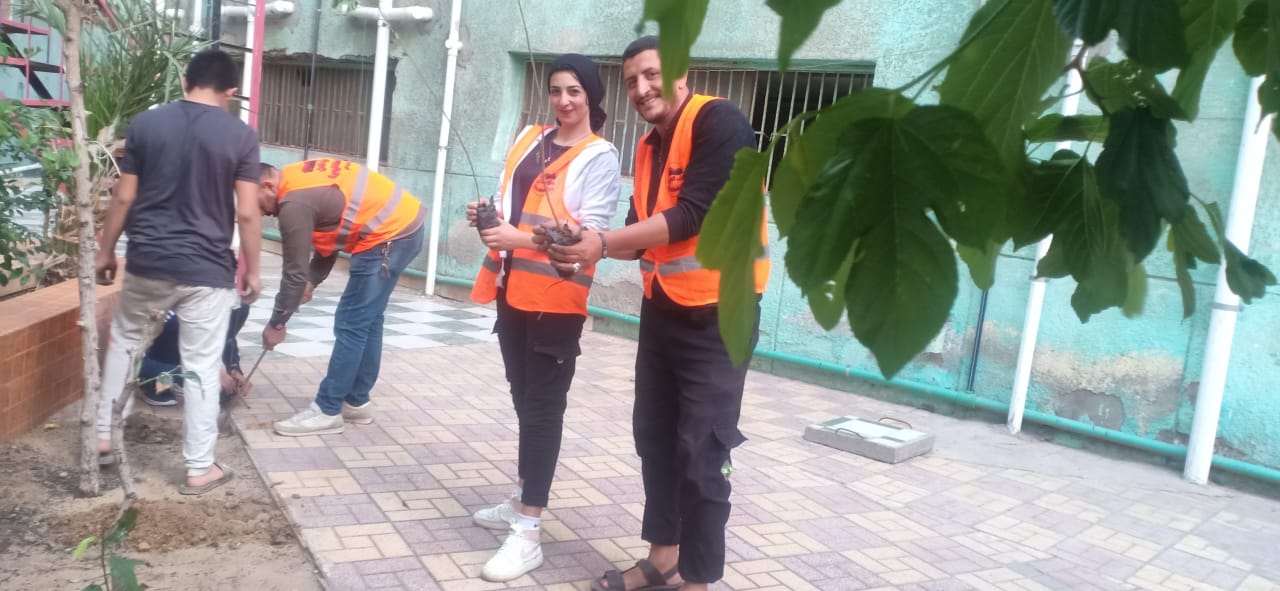 حزب العدل بالقليوبية: يقوم بزراعة وتشجير مؤسسة الرعاية الاجتماعية ببنها للبنين قام حزب «العدل» بمحافظة القليوبية، بمواصلة فعالية تشجير المؤسسات الخدمية فى إطار خطة الحزب لمشاركة الدولة فى تقديم الوعي البيئي والمشاركة الفعالة لخدمة المجتمع والناس، حيث قام الحزب بزراعة عدد من الأشجار بمؤسسة دار الرعاية الاجتماعية ببنها للبنين. جاء هذا بالتنسيق بين كابتن محمد عفيفي أمين العمل الجماهير بالمحافظة، وايمان السيد أمين شباب بندر بنها، ووائل جمال امين العلاقات العامة والمراسم بالمحافظة، وذلك إيمانا من الحزب بدوره الفعال بضرورة التواجد والتلاحم مع المواطنين. وقالت الهام السيد أمين حزب العدل بمحافظة القليوبية؛ مبادرة التشجير تهدف إلى توعية المجتمع بأهمية التشجير وتأكيد مشاركة منظمات المجتمع المدني في الحفاظ على الزراعة وتأصيل القيم الزراعية وأهميتها في نفوس النشء بما في ذلك تحفيز الطلاب والطالبات وتوعية الجمهور عموما بالدور الهام للزراعة. وأوضحت الهام السيد أن المبادرة تشمل المصالح الخدمية التي يرتد عليها المواطنون بشكل مستمر مثل المدارس والمستشفيات مكاتب الشؤون الاجتماعية ودور الرعاية الاجتماعية ومراكز الشباب، وذلك من أجل المنفعة العامة.