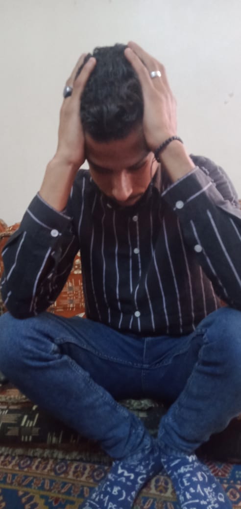 اختفاء طفل بابو زعبل وأجهزة الأمن تكثف جهودها لكشف غموض الحادث تكثف أجهزة الأمن بالقليوبية جهودها لكشف غموض اختفاء الطفل احمد محمد الشامى المقيم بشارع مسجد الحمامصة بمنطقة أبو زعبل التابعة لمركز الخانكة بمحافظة القليوبية. تلقي اللواء مدير أمن القليوبية بلاغا من محمد الشامى والد الطفل احمد البالغ من العمر 7 سنوات يفيد باختفاء الطفل عقب سيره مع أحد الأشخاص المجهولين قام بايهام الطفل بأنه سيمنحه اكونت للعب بلعبة بابجى. تم تحرير محضر بالواقعة وتكثف الأجهزة الأمنية جهودها لكشف غموض الحادث. واثنى محمد الشامى والد الطفل احمد على جهود أجهزة الأمن بمحافظة القليوبية واستجابتها السريعة لبلاغه معربا عن أمله في سرعة العثور على ابنه وان يحتضنه وتعود البسمة لوجهه فيما قالت هدير صلاح والدة الطفل أنه تصلى ليلا ونهارا وتدعو الله أن يرد إليها طفلها الصغير . واكدت أن دموعها لم تجف منذ اختفاء ابنها وان الأسرة والجيران حزانى على اختفاء الطفل احمد.