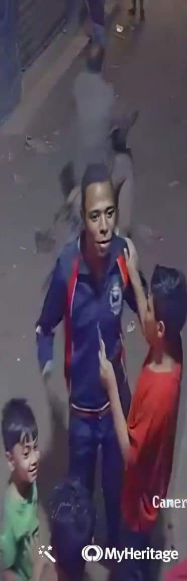 اختفاء طفل بابو زعبل وأجهزة الأمن تكثف جهودها لكشف غموض الحادث تكثف أجهزة الأمن بالقليوبية جهودها لكشف غموض اختفاء الطفل احمد محمد الشامى المقيم بشارع مسجد الحمامصة بمنطقة أبو زعبل التابعة لمركز الخانكة بمحافظة القليوبية. تلقي اللواء مدير أمن القليوبية بلاغا من محمد الشامى والد الطفل احمد البالغ من العمر 7 سنوات يفيد باختفاء الطفل عقب سيره مع أحد الأشخاص المجهولين قام بايهام الطفل بأنه سيمنحه اكونت للعب بلعبة بابجى. تم تحرير محضر بالواقعة وتكثف الأجهزة الأمنية جهودها لكشف غموض الحادث. واثنى محمد الشامى والد الطفل احمد على جهود أجهزة الأمن بمحافظة القليوبية واستجابتها السريعة لبلاغه معربا عن أمله في سرعة العثور على ابنه وان يحتضنه وتعود البسمة لوجهه فيما قالت هدير صلاح والدة الطفل أنه تصلى ليلا ونهارا وتدعو الله أن يرد إليها طفلها الصغير . واكدت أن دموعها لم تجف منذ اختفاء ابنها وان الأسرة والجيران حزانى على اختفاء الطفل احمد.