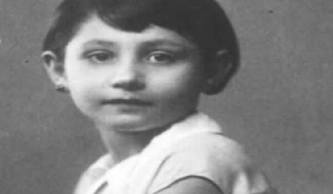 كتبت: إيمان السيد قدمت شخصية المرأة التي تخطف الرجال من زوجاتهم أو ممن يحبونهم، وكان اسمها الحقيقي إلين داغر، مسيحية ومن أصول لبنانية. ولدت بالعاصمة اللبنانية بيروت، في 23 نوفمبر 192، وهي ابنة المنتجة الكبيرة آسيا داغر، هاجرت "إلين" مع والدتها المنتجة الشهيرة إلى مصر، عقب وفاة والدها. وقامت والدتها أسيا داغر بإنشاء شركة إنتاج سينمائي تحمل اسم "لوتس فيلم" عشقت إلين التمثيل، وأرادت دخول الفن، بعدما نصحها المقربون منها بتغيير اسمها إلى "منى"، حتى يكون قريبا من الجمهور. وفي عام 1944، خاضت منى أولى تجاربها السينمائية، في عام 1954، ثم اعتزلت منى مجال التمثيل بعدما شاركت تقريبا في 20 فيلم عندما وجدت أن أدوارها متشابهة ولم تعد تستطيع تقديم ماهو جديد، خاصة أن المخرجين والمنتجين حصروها في دور الفتاة الشريرة "خطافة الرجالة". تزوجت منى بعد ذلك في عام 1955، من رجل القانون الشهير علي منصور المسلم وظلت تراقب زوجها لمدة ستة أشهر تقريبًا، فوجدت منهُ حسن المعاملة معها ومع الآخرين مع شدة إلتزامه لدينه، ثم قررت أن تعتنق دين الإسلام واشهرت إسلامها، وعند اقتراب موسم الحج قررت الخروج لحج بيت الله الحرام وكانت حامل، وضعت أثناء مناسك الحج بنت ولقبتها بالزهراء إنتسابًا لإبنة رسول الله صل الله عليه وسلم، ثم عادت اللي مصر وانجبت بعدها ثلاثة بنات، ولم تتوقف عند الصلاة والزكاة والصوم والحج. حاولت منى أن تتخلص من كل اعمالها الفنية السابقة وتمحوها، فقررت أن تحرق جيع الأفلام التي قامت بها ولكن اعترضت والدتها المنتجة وكذلك منتجين آخرين، فلجأت الى عبادة الله وكانت تحلم وتردد وتقسم على ربها أن تدفن في البقيع، في مدينة رسول الله.. فاستجاب لها ربها وفي 6 يونيو 2000، رحلت الفنانة منى عن عالمنا عن عمر يناهز 77 عامًا.. اعتكفت في أغلبهم للصلاة والعباده تركت الدنيا من أجل الآخرة لتدفن في البقيع أثناء زيارتها للمدينة المنورة ويصلي عليها في المسجد النبوي أكثر من 50 ألف مصلي وبذلك تكون أول ممثلة تدفن في البقيع بالمدينة المنورة.