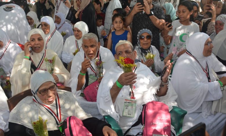 Photo of وسط فرحة وزغاريد.. محافظ القليوبية يودع أول فوج مكون من 45 حاج وحاجة قبل سفرهم لبيت الله الحرام لأداء مناسك الحج لهذا العام 