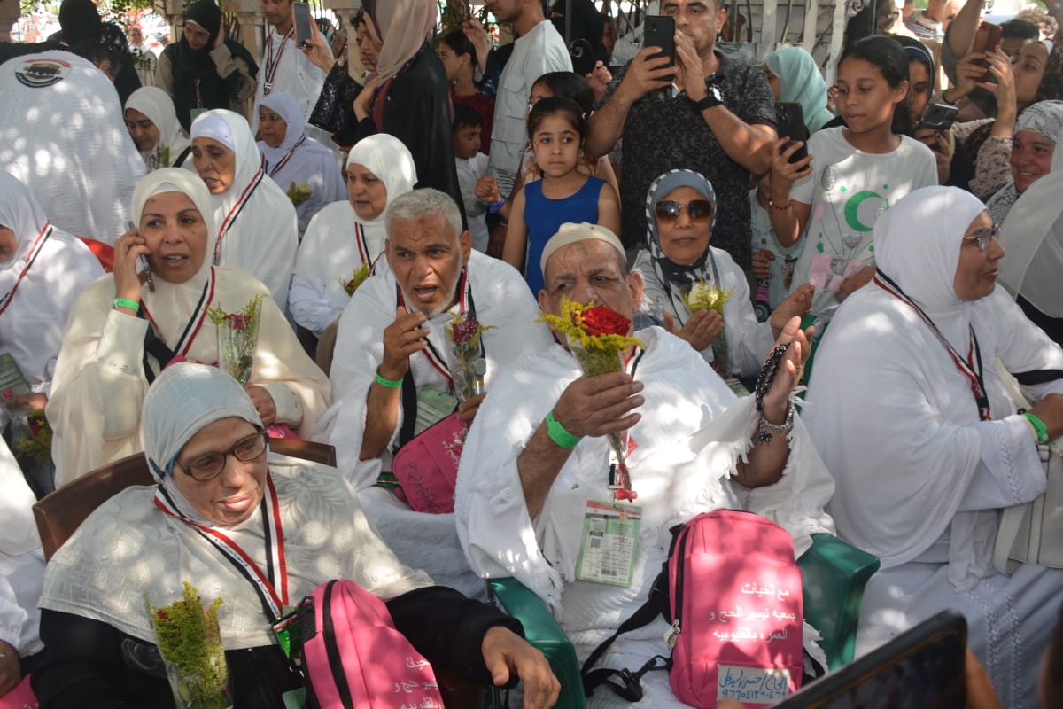 حرص عبد الحميد الهجان محافظ القليوبية على توديع أول فوج لحجاج بيت الله الحرام من مواطني محافظه القليوبية، والبالغ عددهم 45 حاج وحاجة ضمن حجاج القرعة والجمعيات الأهلية عن مدينتي بنها وكفر شكر وذلك من أمام مسجد إبراهيم مرسي بمدينة بنها.  وقام الهجان بتوزيع ورود عليهم وإطمأن من القائمين على تنظيم الرحلة على توفير كافة التسهيلات وإنهاء إجراءات السفر فى سهولة ويسر، مطالبهم بالدعاء لمصرنا الغالية بأن يحفظها وأن تستمر مسيرة التنمية ويحقق لها الأمن والأمان والإستقرار، وتبادل الحجاج عبارات السرور والفرح قبل التوجه لبيت الله الحرام إلى الأراضي المقدسة لأداء فريضة الحج، حيث حرصت محافظة القليوبية على توفير كافة سبل الراحة للحجاج وذويهم خلال انتقالهم من المحافظة لمطار القاهرة.  ومن الجدير بالذكر أنه تم إطلاق فوجين آخرين من مدينة شبرا الخيمة والقناطر الخيرية والعبور، بإجمالي عدد 45 حاج وحاجة وجاري متابعة سفر باقي الأفواج خلال الأيام القليلة القادمة وتمنى المحافظ للحجاج السلامة خلال سفرهم، مقدما التهنئة للفائزين في قرعة التضامن الاجتماعي هذ العام وتمنى لهم أداء المناسك بكل سهولة ويسر والتمتع بالرحلة المباركة والعودة إلى أرض الوطن بأمن وسلام وأوصاهم باتباع الإرشادات والتعليمات التي تضمن سلامتهم في تنقلاتهم وأدائهم للشعائر وطالبهم بالدعاء لمصر وشعبها بالأمن والأمان والتوفيق والسداد .  وأكد الهجان بأنه كلف وكيل وزارة التضامن الإجتماعى بمتابعة عمل لجان تيسير الإجراءات على المسافرين وإنهاء كافة المستندات الخاصة بهم والتنسيق مع مديرية الصحة لإنهاء كافة الإجراءات الصحية والتحاليل والاختبارات اللازمة للسفر تسهيلا عليهم ، وتقديم الرعاية الطبية اللازمة للحجاج والتأكد من تناولهم الأمصال والتطعيمات اللازمة والتنسيق مع مديرية الأوقاف في عمل ندوات توعية وتثقيف بالخطوات الصحيحة لأداء مناسك الحج . ورافق المحافظ اليوم كل من خالد عبد العليم مدير مديرية التضامن الاجتماعي والأستاذ محمد مرعي رئيس مدينة بنها .
