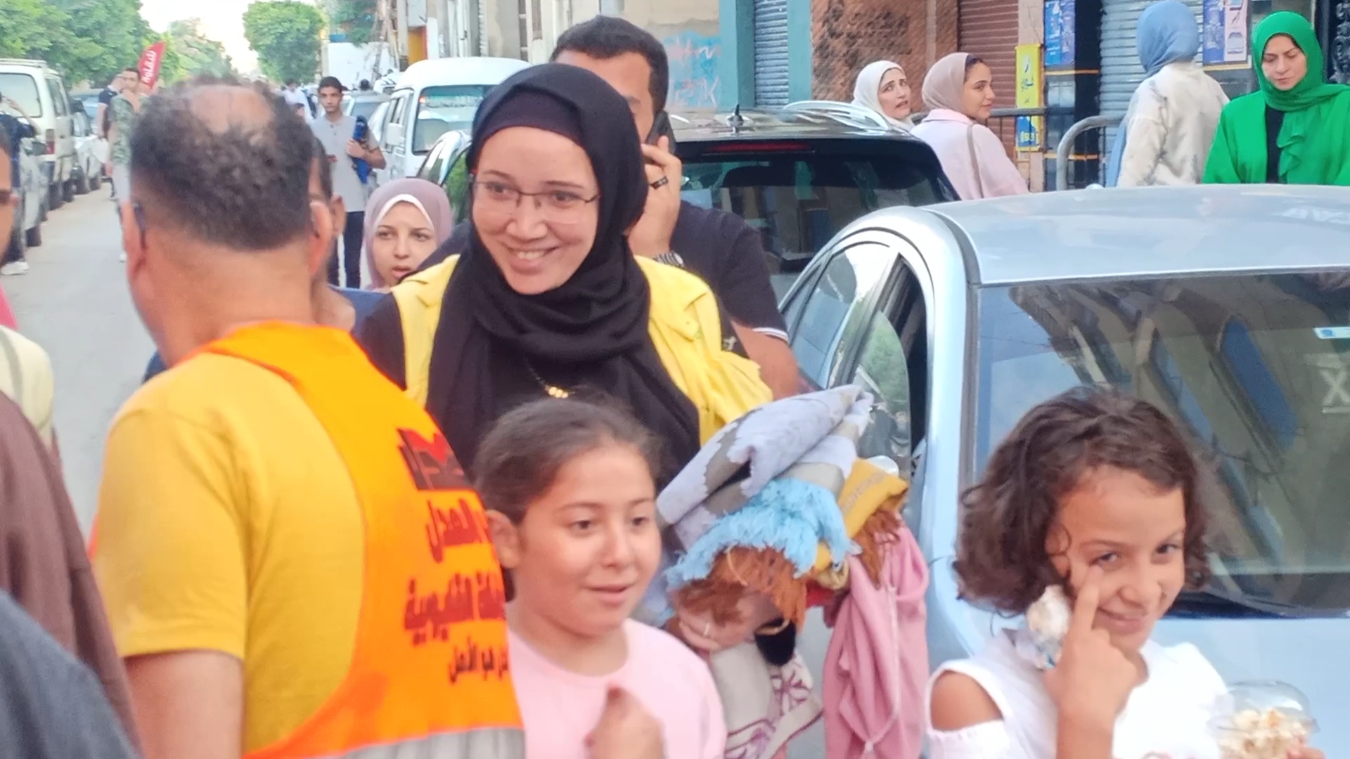 "حزب العدل بالقليوبية" يوزع البالونات والحلوى على الأطفال أمام ساحات صلاة العيد ببنها ..صور وفيديو وزع أعضاء أمانة شباب بندر بنها بحزب العدل بمحافظة القليوبية، اليوم الأربعاء، الحلوى والبلونات على الأطفال بعد انتهاء صلاة عيد الأضحى المبارك، وذلك لمشاركة الأهالي بفرحة العيد. وشكلت إيمان السيد أمين شباب بندر بنها مجموعات من شباب الامانة وبالتعاون مع أعضاء أمانة ذوي الهمم بالحزب لتوزيع الهدايا والبالونات الملونه علي الأطفال أثناء خروجهم من الصلاة لرسم الابتسامة على وجوه الاطفال. حيث شارك وائل جمال أمين العلاقات العامة والمراسم بالمحافظة، وبشير الامام، وحسام حسن، ومحمد جودة، وأحمد عبد الرحمن سعد، وعدد من أعضاء امانة الشباب ببندر بنها في الفعالية، إيمانا من الأعضاء كافة بضرورة المشاركة بين الامانات من أجل الخدمة العامة ولتحقيق أهداف الحزب. واستقبل الأطفال والأهالي "الحلوى والبالونات" بترحاب شديد، وبفرحة عارمة، وأحدثت الفعالية حالة من البهجة بين المواطنين، معبرين عن سعادتهم بذلك، وتجول شباب الحزب في عددا من الشوارع بمدينة بنها مرددين الاناشيد الدينية والاغاني لمشاركة المصريين فرحتهم بعيد الاضحى المبارك، وتوزيع أكواب الفيشار والحلوى والبالونات على الأطفال. ويأتي ذلك في إطار الدور المجتمعي الذي ينتهجه حزب «العدل» من خلال إطلاق وتنظيم الفعاليات والمبادرات المجتمعية، في مختلف المجالات لتلبية احتياجات المواطنين. #حزب_العدل #صوت_الطبقه_المتوسطه #العدل_هو_الامل #عيد_الاضحى