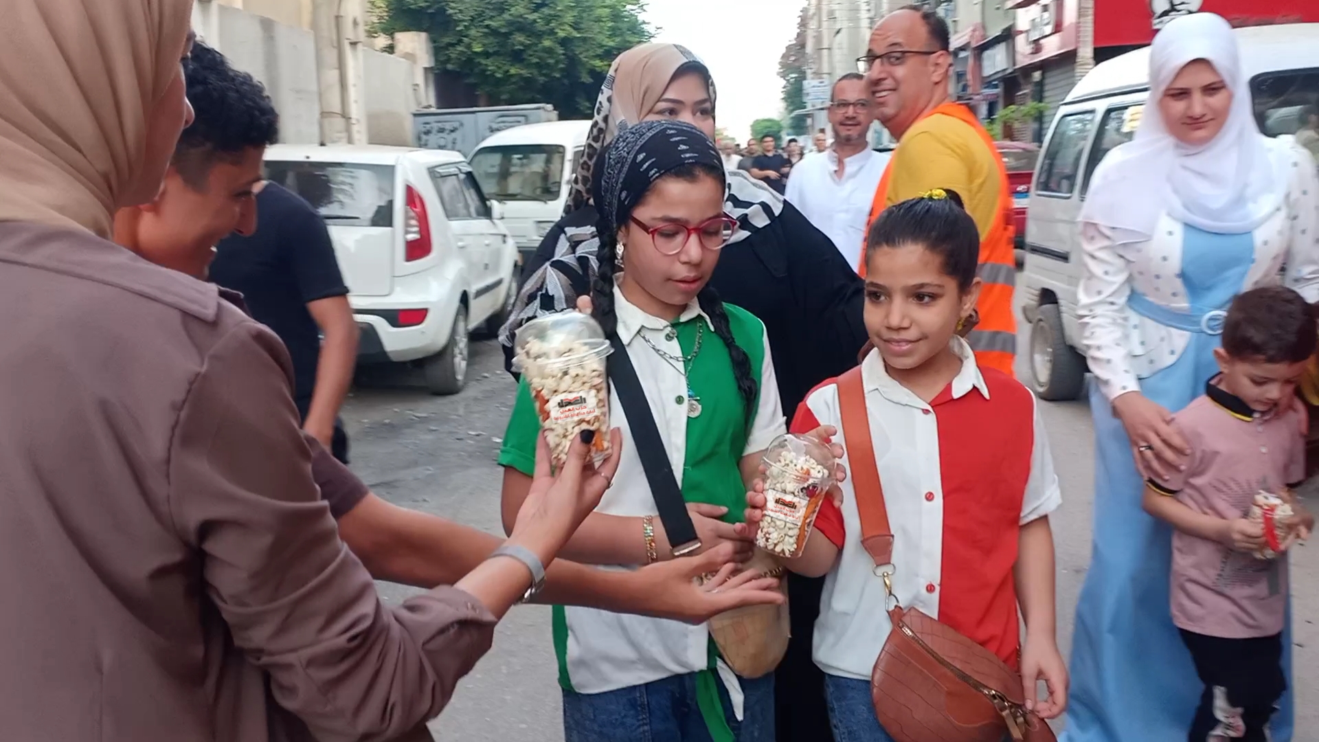 "حزب العدل بالقليوبية" يوزع البالونات والحلوى على الأطفال أمام ساحات صلاة العيد ببنها ..صور وفيديو وزع أعضاء أمانة شباب بندر بنها بحزب العدل بمحافظة القليوبية، اليوم الأربعاء، الحلوى والبلونات على الأطفال بعد انتهاء صلاة عيد الأضحى المبارك، وذلك لمشاركة الأهالي بفرحة العيد. وشكلت إيمان السيد أمين شباب بندر بنها مجموعات من شباب الامانة وبالتعاون مع أعضاء أمانة ذوي الهمم بالحزب لتوزيع الهدايا والبالونات الملونه علي الأطفال أثناء خروجهم من الصلاة لرسم الابتسامة على وجوه الاطفال. حيث شارك وائل جمال أمين العلاقات العامة والمراسم بالمحافظة، وبشير الامام، وحسام حسن، ومحمد جودة، وأحمد عبد الرحمن سعد، وعدد من أعضاء امانة الشباب ببندر بنها في الفعالية، إيمانا من الأعضاء كافة بضرورة المشاركة بين الامانات من أجل الخدمة العامة ولتحقيق أهداف الحزب. واستقبل الأطفال والأهالي "الحلوى والبالونات" بترحاب شديد، وبفرحة عارمة، وأحدثت الفعالية حالة من البهجة بين المواطنين، معبرين عن سعادتهم بذلك، وتجول شباب الحزب في عددا من الشوارع بمدينة بنها مرددين الاناشيد الدينية والاغاني لمشاركة المصريين فرحتهم بعيد الاضحى المبارك، وتوزيع أكواب الفيشار والحلوى والبالونات على الأطفال. ويأتي ذلك في إطار الدور المجتمعي الذي ينتهجه حزب «العدل» من خلال إطلاق وتنظيم الفعاليات والمبادرات المجتمعية، في مختلف المجالات لتلبية احتياجات المواطنين. #حزب_العدل #صوت_الطبقه_المتوسطه #العدل_هو_الامل #عيد_الاضحى