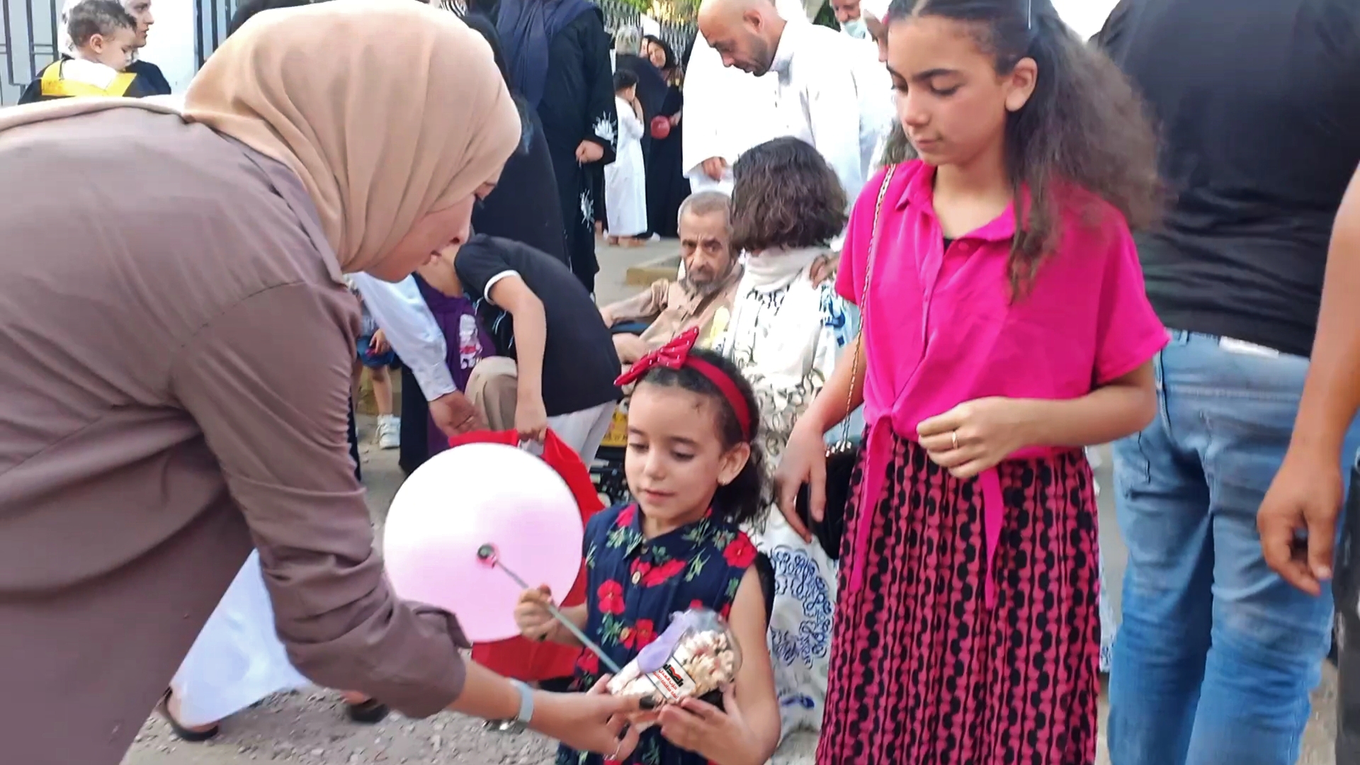 "حزب العدل بالقليوبية" يوزع البالونات والحلوى على الأطفال أمام ساحات صلاة العيد ببنها ..صور وفيديو وزع أعضاء أمانة شباب بندر بنها بحزب العدل بمحافظة القليوبية، اليوم الأربعاء، الحلوى والبلونات على الأطفال بعد انتهاء صلاة عيد الأضحى المبارك، وذلك لمشاركة الأهالي بفرحة العيد. وشكلت إيمان السيد أمين شباب بندر بنها مجموعات من شباب الامانة وبالتعاون مع أعضاء أمانة ذوي الهمم بالحزب لتوزيع الهدايا والبالونات الملونه علي الأطفال أثناء خروجهم من الصلاة لرسم الابتسامة على وجوه الاطفال. حيث شارك وائل جمال أمين العلاقات العامة والمراسم بالمحافظة، وبشير الامام، وحسام حسن، ومحمد جودة، وأحمد عبد الرحمن سعد، وعدد من أعضاء امانة الشباب ببندر بنها في الفعالية، إيمانا من الأعضاء كافة بضرورة المشاركة بين الامانات من أجل الخدمة العامة ولتحقيق أهداف الحزب. واستقبل الأطفال والأهالي "الحلوى والبالونات" بترحاب شديد، وبفرحة عارمة، وأحدثت الفعالية حالة من البهجة بين المواطنين، معبرين عن سعادتهم بذلك، وتجول شباب الحزب في عددا من الشوارع بمدينة بنها مرددين الاناشيد الدينية والاغاني لمشاركة المصريين فرحتهم بعيد الاضحى المبارك، وتوزيع أكواب الفيشار والحلوى والبالونات على الأطفال. ويأتي ذلك في إطار الدور المجتمعي الذي ينتهجه حزب «العدل» من خلال إطلاق وتنظيم الفعاليات والمبادرات المجتمعية، في مختلف المجالات لتلبية احتياجات المواطنين. #حزب_العدل #صوت_الطبقه_المتوسطه #العدل_هو_الامل #عيد_الاضحى