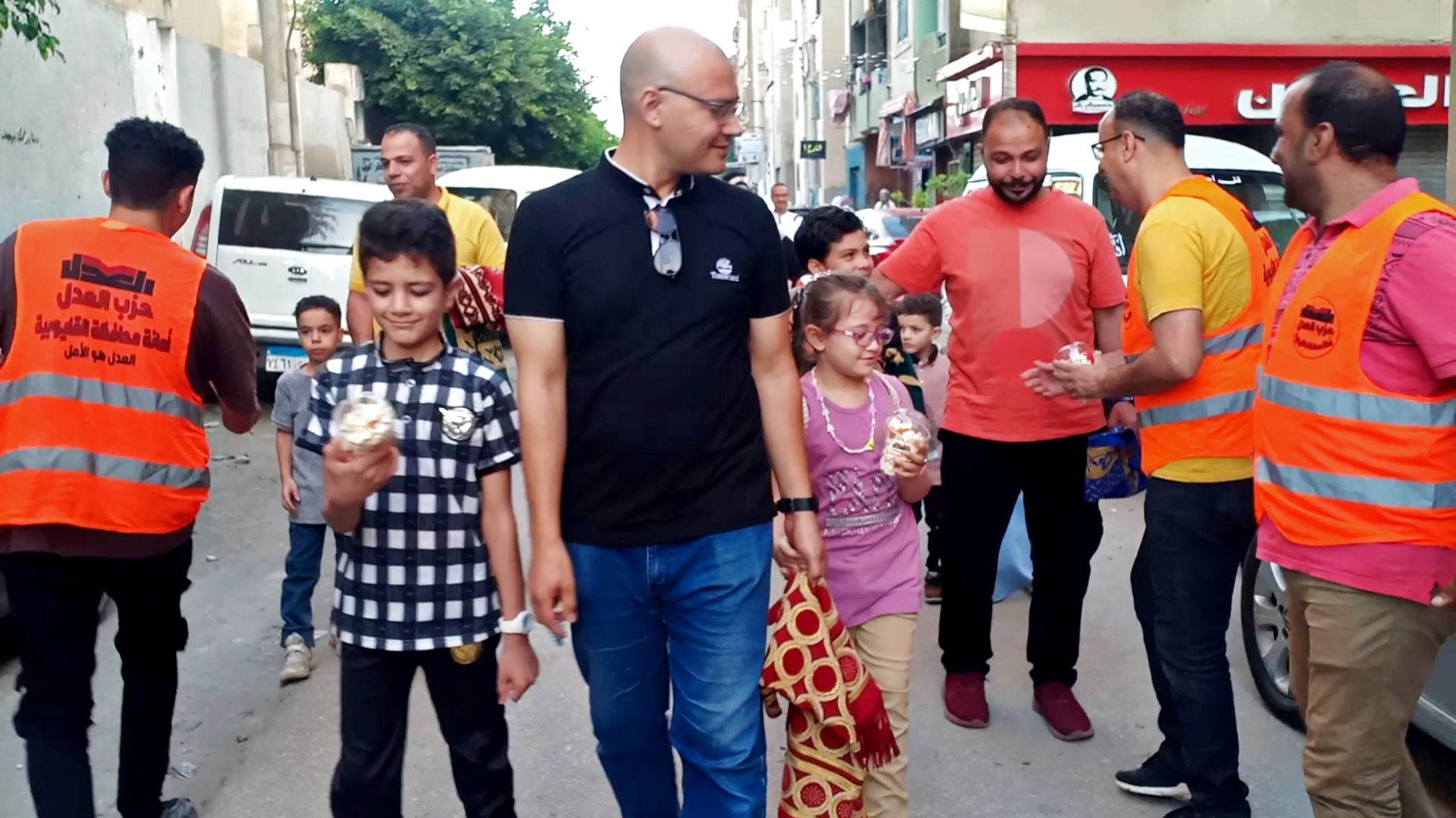 "حزب العدل بالقليوبية" يوزع البالونات والحلوى على الأطفال أمام ساحات صلاة العيد ببنها ..صور وفيديو وزع أعضاء أمانة شباب بندر بنها بحزب العدل بمحافظة القليوبية، اليوم الأربعاء، الحلوى والبلونات على الأطفال بعد انتهاء صلاة عيد الأضحى المبارك، وذلك لمشاركة الأهالي بفرحة العيد. وشكلت إيمان السيد أمين شباب بندر بنها مجموعات من شباب الامانة وبالتعاون مع أعضاء أمانة ذوي الهمم بالحزب لتوزيع الهدايا والبالونات الملونه علي الأطفال أثناء خروجهم من الصلاة لرسم الابتسامة على وجوه الاطفال. حيث شارك وائل جمال أمين العلاقات العامة والمراسم بالمحافظة، وبشير الامام، وحسام حسن، ومحمد جودة، وأحمد عبد الرحمن سعد، وعدد من أعضاء امانة الشباب ببندر بنها في الفعالية، إيمانا من الأعضاء كافة بضرورة المشاركة بين الامانات من أجل الخدمة العامة ولتحقيق أهداف الحزب. واستقبل الأطفال والأهالي "الحلوى والبالونات" بترحاب شديد، وبفرحة عارمة، وأحدثت الفعالية حالة من البهجة بين المواطنين، معبرين عن سعادتهم بذلك، وتجول شباب الحزب في عددا من الشوارع بمدينة بنها مرددين الاناشيد الدينية والاغاني لمشاركة المصريين فرحتهم بعيد الاضحى المبارك، وتوزيع أكواب الفيشار والحلوى والبالونات على الأطفال. ويأتي ذلك في إطار الدور المجتمعي الذي ينتهجه حزب «العدل» من خلال إطلاق وتنظيم الفعاليات والمبادرات المجتمعية، في مختلف المجالات لتلبية احتياجات المواطنين. #حزب_العدل #صوت_الطبقه_المتوسطه #العدل_هو_الامل #عيد_الاضحى