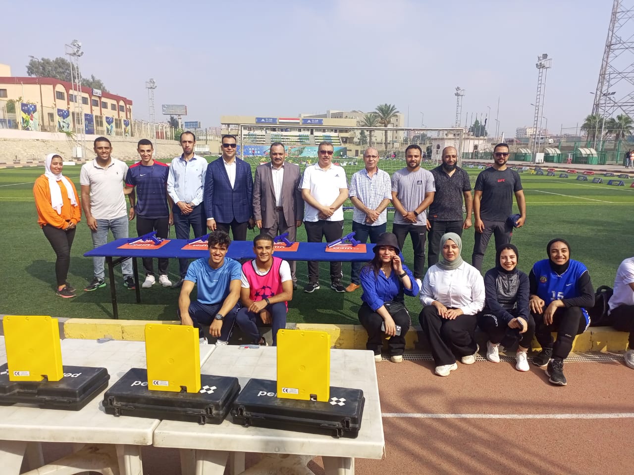 تنظم جامعة بنها فعاليات المهرجان الرياضي الأول لجامعات الدلتا ، وذلك تحت رعاية الدكتور جمال سوسه رئيس الجامعة ، والدكتور تامر سمير نائب رئيس الجامعة لشئون التعليم والطلاب خلال الفترة من 23 - 25 يوليو الجارى بملاعب الجامعة بكفر سعد. وأكد الدكتور جمال سوسة رئيس الجامعة، على اهتمام الجامعة بالرياضة فى اطار حرص القيادة السياسية على الاهتمام بالشباب وتقديم كافة سبل الدعم لطلاب الجامعات لممارسة جميع الأنشطة الطلابية، بما يساعد فى اكتشاف المواهب الرياضية، وإخراج الطاقات الإبداعية للطلاب لإعداد جيلاً من الشباب واعياً مستنيراً يعمل لصالح مجتمعه ووطنه. وأعرب رئيس جامعة بنها عن خالص تمنياته بدوام التوفيق والتميز لجميع المشاركين من الجامعات المصرية في إطار من الروح الرياضية والمنافسة الشريفة خلال فعاليات المهرجان. من جانبه تفقد الدكتور تامر سمير نائب رئيس الجامعة لشئون التعليم والطلاب إطلاق فعاليات المهرجان بملاعب الجامعة بكفر سعد والترحيب بالوفود المشاركة يرافقه الدكتور خالد عيسوى منسق عام الأنشطة الطلابية بالجامعة ، وعدد من أعضاء هيئة التدريس ، ومدير عام رعاية الشباب بالجامعة. وقال الدكتور تامر سمير أن المهرجان الرياضي الأول لجامعات الدلتا يهدف إلى توطيد أواصر الصداقة وتبادل الخبرات بين طلاب الجامعات المصرية ، واستثمار طاقات وأوقات فراغ الطلاب وزيادة التقارب والتعارف بينهم. واشار نائب رئيس الجامعة الى أن المهرجان يشارك فيه 8 جامعات وهم " جامعة بنها ، وجامعة دمياط ، وجامعة بنها الأهلية ، وجامعة المنصورة الجديدة ، وجامعة السادات ، وجامعة المنوفية ، وجامعة الدلتا ، وجامعة كفر الشيخ.