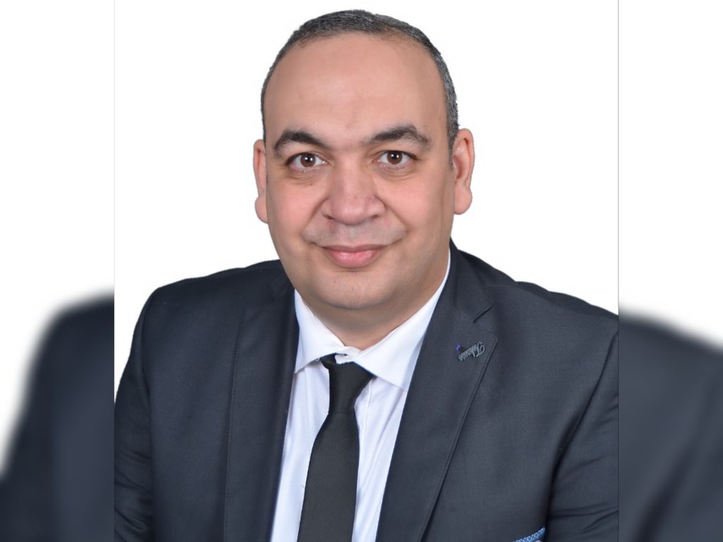 كتبت: الهام السيد صرح الدكتور محمد غريب، استشاري الجراحة العامة وجراحة المناظير ومرشح قائمة التغيير لمنصب مقعد نقيب الأطباء بالقليوبية، ان لديه عدت اهداف لخدمة الاطباء يأتي في أولويتها، إعادة القيمة لمنصب نقيب الأطباء و تحويله من منصب شرفي الي منصب له دور في خدمة الأطباء، وتسهيل خدمات النقابة للسادة الأطباء البالغين سن الحكمة. الملف الصحي للأطباء في المرتبة الأولى و لدينا عدة مبادرات منها:- وأكد الدكتور محمد غريب ان لدية عدة مبادرات تهدف لخدمة الأطباء ومنها، مبادرة الإنجاب، موضحاً انه سيتم التعاقد فورا مع مراكز للحقن المجهري بتخفيضات كبيرة لمساعدة شباب الأطباء لتخفيف العبئ عليهم في بداية حياتهم الأسرية، مشيراً الي انه ايضا من اهداف برنامجه الاهتمام بالطبيبات وذلك من خلال التعاقد مع مراكز نساء و توليد بأسعار مخفضة. وأوضح الدكتور محمد غريب، انه يضع الملف الاجتماعي ضمن أهدافه، لتوفير سبل الراحة للاطباء وعلي سبيل المثال العمل على وجود نادي للأطباء وتوفير قاعة للمناسبات، موضحاً ان النقابة تتحمل نفقات باهظة لإقامة ندوة او مؤتمر نتيجة استئجارها لقاعات خارجية لهذه الندوات والمؤتمرات. وقال دكتور غريب ان سوف يعمل على ملف الأخطاء الطبية توفير هيئة قانونية لتكون مهمتها الدفاع عن الأطباء أمام الجهات المعنية، بهدف توفير بيئة عمل آمنة للطبيب وحمايته حتى يقوم الطبيب بدوره علي أكمل وجه بعيدا عن الضغط والترهيب، وفى ذات الوقت حماية المريض وتقديم خدمة صحية جيدة له.  وأكد انه سوف يقوم بمخاطبة النقابة العامة بشأن رفع قيمة معاش التقاعد الذي يحصل عليه الأطباء توفير حياة اجتماعية كريمة للطبيب، مضيفا انه على الاستعداد لفتح اي ملف يهم مصلحة الأطباء. كما أكد الدكتور محمد غريب المرشح لمقعد نقيب الأطباء: علي أهمية الدور الخدمي للنقابة ووقوفها علي مسافة واحدة من كل الأطباء، لكي تصبح النقابة هي الملاذ الآمن لكل الأطباء بأختلاف درجاتهم العلمية وفائتهم العمرية. ويذكر أن الدكتور محمد غريب كان أطلق مبادرة لخدمة المواطنين الغير قادرين مادياً على اجراء العمليات الجراحية وهو صاحب «مبادرة صحتك أمانة لإجراء ١٠٠ عملية جراحية بنصف التكلفة»، ولقت صدى إعلامياً عقب انطلاقها واحققت نجاحاً بالفعل.