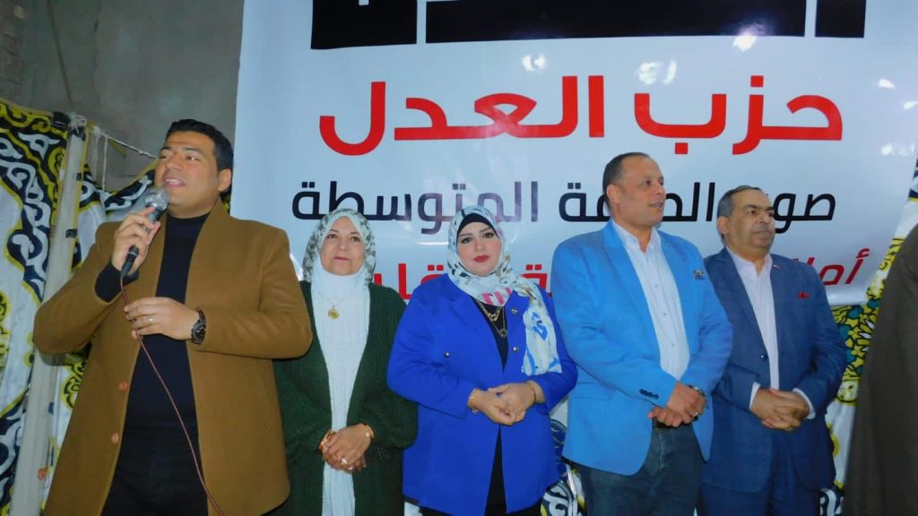 يواصل أعضاء حزب العدل بالقليوبية تقديم استقالاتهم اعتراضا على سياسات الأمانة العامة بالحزب وتدخلات وسعي أحد أعضاء المركزية وعضو هيئة مكتب بالمحافظة والمشرف على امانة القليوبية، للسيطرة على الأمانة، وتحقيق مصالح شخصية وخاصة به على حساب الحزب، مما أدى إلى غضب وتذمر العديد من الأعضاء، وخاصة الشباب وسارع الجميع بتقديم استقالاتهم واحدا تلو الاخر، بالإضافة لحدوث حالة كبيرة من الخلافات والانشقاقات داخل الحزب خلال الفترة الأخيرة. جاء هذا بعد تقديم إلهام السيد أمين محافظة القليوبية بحزب العدل، حيث أوضحت فى استقالتها، أنها انضمت للحزب وعملت بين أعضائه، على مدار 7 أشهر، بكل تفاني واخلاص في العمل ، مشيرة إلى أنها قدمت قصاري جهدها فى تحقيق أهداف الحزب، والالتزام بقواعده. كما اعلن مجدي المهدي نقيب شمال محامين القليوبية وأمين الشؤون القانونية بالحزب باستقالته، ومحمد عبدالله أمين المهنيين بالمحافظة، وأحمد إبراهيم أمين ذوي الهمم بالمحافظة باستقالته، وابراهيم عماد امين مساعد اعلام المحافظة، ومصطفى ابو عرب امين مساعد التنظيم، ووائل جمال امين العلاقات العامة والمراسم بالمحافظة، وايمان السيد أمين شباب بندر بنها. كما قدمت الوحدة الحزبية بقرية بطا بكامل اعضائها استقالتهم، وقدمت أمانة ذوي الهمم بجميع اعضائها استقالتهم، وعدد كبير مازال يتقدم بالاستقالة. شهدت امانة القليوبية انشقاقات وخلافات داخلية كثيرة، أدت لاستقالة ورحيل الكثيرين، عقب استقالة أمين عام المحافظة, ولعل اخرهم حتى كتابة هذه السطور خيري عبد العظيم أمين التعليم بالمحافظة.