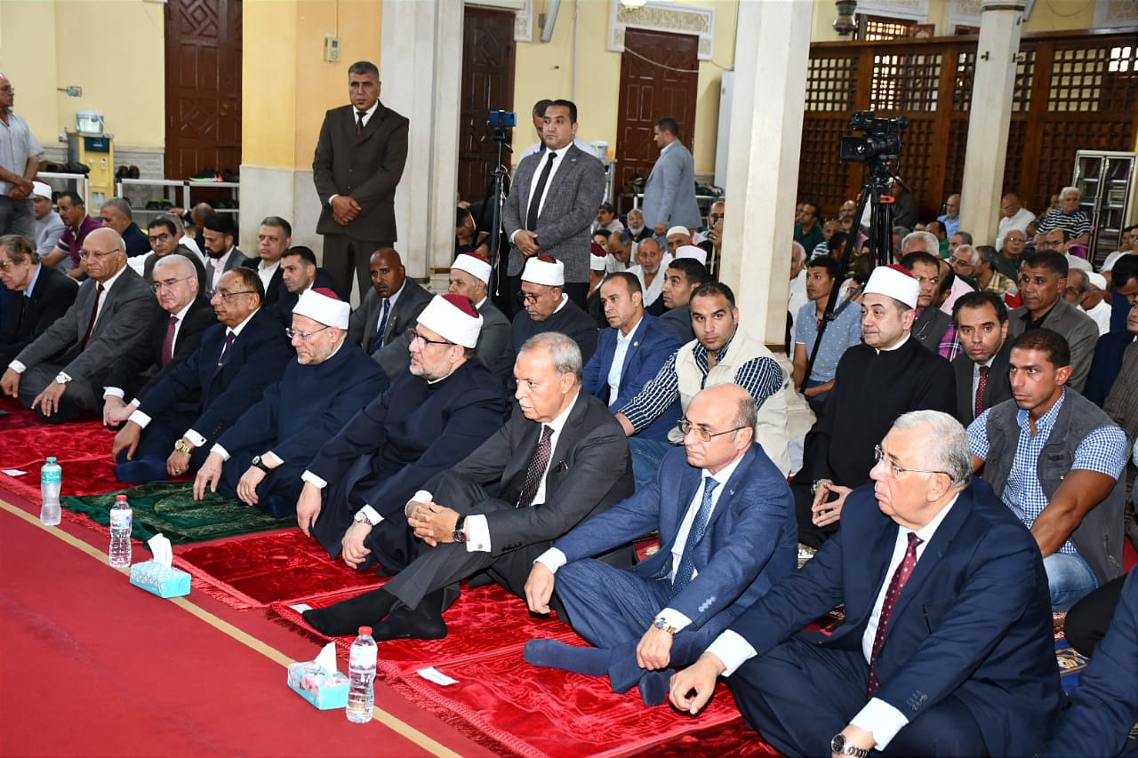 وزير الأوقاف في خطبة الجمعة بمسجد ناصر بمدينة بنها بالقليوبية: العبادة بمفهومها الواسع تشمل كل وجوه الخير ويؤكد: قضاء حوائج الناس من أهم القربات إلى الله تعالى وما استحق أن يولد من عاش لنفسه فقط ويؤكد أيضًا: من لا خير فيه لأهله ووطنه فلا خير فيه أصلا والإخلال بالواجب الوظيفي إثم كبير وأداء الواجب بتفانٍ وإخلاص أمر ثوابه عظيم والتلطف في قضاء الحوائج بر وصدقة في إطار دور وزارة الأوقاف التنويري والتثقيفي، وغرس القيم الإيمانية والوطنية الصحيحة، وفي إطار مشاركة أبناء محافظة القليوبية احتفالهم بالعيد القومي للمحافظة، ألقى معالي أ.د/ محمد مختار جمعة وزير الأوقاف اليوم الجمعة 25/ 8/ 2023م خطبة الجمعة بمسجد ناصر بمدينة بنها بمحافظة القليوبية، تحت عنوان: "قضاء حوائج الناس بين الواجب والمندوب"، بحضور السيد اللواء/ عبد الحميد الهجان محافظ القليوبية، ومعالي المستشار/ عمر مروان وزير العدل، ومعالي السيد محمد القصير وزير الزراعة، وفضيلة أ.د/ شوقي علام مفتي الجمهورية، والسيد اللواء/ نبيل سليم/ مدير أمن القليوبية، والدكتور/ الخان بولوخوف سفير دولة أذربيجان، والمستشار/ مسعد عبد المقصود رئيس هيئة قضايا الدولة، والمستشار/ عدلي حسين محافظ القليوبية الأسبق، والدكتور/ رضا فرحات محافظ القليوبية الأسبق، والدكتور/ علاء عبد الحليم محافظ القليوبية الأسبق، والشيخ/ صفوت أبو السعود مدير مديرية أوقاف القليوبية، والدكتور/ عبد الرحمن رضوان مدير الدعوة، والشيخ/ عبد الموجود الدسوقي رئيس الإدارة المركزية للأزهر الشريف بالقليوبية، ولفيف من قيادات الدعوة بالمديرية، ولفيف من القيادات الشعبية والتنفيذية، وجمع غفير من رواد المسجد. وفي خطبته أكد أ.د/ محمد مختار جمعة وزير الأوقاف أن الإسلام فتح باب الخير واسعًا، حيث يقول الحق سبحانه: "يَا أَيُّهَا الَّذِينَ آمَنُوا ارْكَعُوا وَاسْجُدُوا وَاعْبُدُوا رَبَّكُمْ وَافْعَلُوا الْخَيْرَ لَعَلَّكُمْ تُفْلِحُونَ"، ليبين أن العبادة بمفهومها الواسع تشمل كل وجوه الخير، فمعنى أن تكون عبدًا لله أن يجدك حيث أمرك وأن لا يجدك حيث نهاك في كل فعل أو ترك، وأبواب الخير كثيرة منها قضاء حوائج الناس. مشيرًا إلى أن قضاء حواج الناس من أهم القربات إلى الله تعالى، وهو إما أن يكون واجبًا محددًا يأثم من يتركه أو يخل به، وإما أن يكون مندوبًا أو مستحبًا يثاب من يفعله، وقد يكون قضاء حوائج الناس ماليًّا، وقد يكون خدميًّا، فالجانب المالي محدد بالزكاة التي هي ركن كالصلاة، فمن لم يؤد زكاة ماله كتارك الصلاة سواء بسواء، وأما الجانب الخدمي فكل من كُلَّف أو تولى عملًا عامًّا أو خاصا، وكل من يتقاضى راتبًا مقابل القيام على خدمة من خدمات الناس، أيًّا كان وضعه كالطبيب في مشفاه، والمعلم في المدرسة، والموثِّق والخبير وكل من يقدم خدمة وجب عليه أداء حقها وقتًا وأداءً، فإن أخل بالوقت أو بالأداء كان آثمًا؛ لأنه يتقاضى أجره وراتبه على أداء هذه الخدمة، فأداء الواجب بتفانٍ وإخلاص أمر ثوابه عظيم، وإن قصر في أدائها فهو يأكل سحتًا بمقدار تقصيره، وعلى أصحاب الأموال أن يؤدوا زكاة أموالهم، فإذا ما أدى الإنسان الخدمة الواجبة والزكاة الواجبة انتقل بعد ذلك إلى الفضل والسعة وهو باب الصدقات والإحسان، فالطبيب يؤدي واجبه في معالجة مرضاه ثم يحسن معاملتهم، وإحسان معاملتهم صدقة، والمعلم يؤدي دروسه في المدرسة ويحسن إلى طلابه وإحسانه إلى طلابه صدقة، فالصدقة لا تنحصر في المال، حيث يقول سبحانه: "وَمَا تُنفِقُوا مِنْ خَيْرٍ يُوَفَّ إِلَيْكُمْ وَأَنتُمْ لَا تُظْلَمُونَ"، أيَّ خير، ولا خير يتقدم على قضاء حوائج الناس، ويقول سبحانه: "وَما تُنْفِقُوا مِنْ شَيْءٍ فِي سَبِيلِ اللَّهِ يُوَفَّ إِلَيْكُمْ وَأَنْتُمْ لَا تُظْلَمُونَ"، فجاء لفظ (خير) ولفظ (شيء) نكرة ليعم كل وجوه الإنفاق، فالكلمة الطيبة صدقة، والإحسان إلى المتعاملين صدقة، والتلطف في قضاء الحوائج بر وصدقة، فإذا وجدت الناس يجلسون في الشمس واستطعت أن تجلسهم في الظل، أو أن تهيئ لهم مكانًا، أو أن تسرِّع في معاملتهم، أو أن تخصص عددًا أكبر من الموظفين لسرعة قضاء حوائجهم فهذه صدقة يثاب عليها المرء حتى على وظيفته العامة إن قصد بها وجه الله (عز وجل) يقول نبينا (صلى الله عليه وسلم): "مَا مِنْ مُسْلِمٍ يَغْرِسُ غَرْساً إلاَّ كانَ مَا أُكِلَ مِنْهُ لهُ صَدَقَةً، وَمَا سُرِقَ مِنْه لَه صدقَةً، وَلاَ يرْزؤه أَحَدٌ إلاَّ كَانَ لَهُ صَدَقَةً"، فإذا قمت بعملك على الوجه الأكمل فهو لك صدقة، لأنك أحسنت أداء العمل. وأكد وزير الأوقاف أن الإسلام جعل قضاء حوائج الناس والتكافل المجتمعي في منزلة عاليه، حيث يقول (صلى الله عليه وسلم): "أَحَبُّ النَّاسِ إِلَى اللَّهِ أَنْفَعَهُمْ لِلنَّاسِ"، وقد قالوا: ما استحق أن يولد من عاش لنفسه فقط، وحتى إلى جانب الأديان فالفطرة الإنسانية السوية تدعو إلى قضاء حوائج الناس، فهذا حاتم الطائي قبل الإسلام يقول: يَقولونَ لي أَهلَكتَ مالَكَ فَاِقتَصِد وَما كُنتُ لَولا ما تَقولونَ سَيِّدا ويقول زهير بن أبي سلمى: ومن يك ذا فضل فيبخل بفضله على قومه يستغن عنه ويذمم سواء كان هذا على مستوى الأسرة أو القرية أو المدينة أو الدولة، فمن بخل على أسرته أو قريته أو على وطنه، فما فائدة هذا الثراء، فمن لا خير فيه لأهله ووطنه فلا خير فيه أصلا، يقول حاتم الطائي: أَماوِيُ إِنَّ المالَ غادٍ وَرائحٌ وَيَبقى مِنَ المالِ الأَحاديثُ وَالذِكرُ أَماوِيُ ما يُغني الثَراءُ عَنِ الفَتى إِذا حَشرَجَت نَفسٌ وَضاقَ بِها الصَدرُ ويقول الشاعر: فلا الجود يُفني المال قبل فنائه ولا البخل في مال الشحيح يزيدُ ويقول الشاعر: أَلَمْ تَرَ أَنَّ الْمَالَ غَادٍ وَرَائِحٌ وَأَنَّ الَّذِي يُعْطِيكَ غَيْرُ بَعِيدِ ويقول نبينا (صلى الله عليه وسلم): "مَا مِنْ يَوْمٍ يُصبِحُ العِبادُ فِيهِ إِلَّا مَلَكَانِ يَنْزِلانِ، فَيَقُولُ أَحَدُهُمَا: اللَّهُمَّ أَعْطِ مُنْفِقًا خَلَفًا، وَيَقُولُ الآخَرُ: اللَّهُمَّ أَعْطِ مُمْسِكًا تَلَفًا"، وجَاءَ رَجُلٌ إلى النبيِّ (صَلَّى اللهُ عليه وسلَّمَ) فَقالَ: يا رَسولَ اللَّهِ، أَيُّ الصَّدَقَةِ أَعْظَمُ أَجْرًا؟ قالَ: "أَنْ تَصَدَّقَ وأَنْتَ صَحِيحٌ شَحِيحٌ تَخْشَى الفَقْرَ، وتَأْمُلُ الغِنَى، ولَا تُمْهِلُ حتَّى إذَا بَلَغَتِ الحُلْقُومَ، قُلْتَ لِفُلَانٍ كَذَا، ولِفُلَانٍ كَذَا وقدْ كانَ لِفُلَانٍ"، فسابقوا وسارعوا فالموت يأتي بغته، والموت يأتي فجأة، تصدق قبل أن يقال: "لك يا ابن آدم! جاءوا ودفنوك، وفي التراب وضعوك، وعادوا وتركوك، ولو ظلوا معك ما نفعوك، وليس لك إلا أنا وأنا الحي الذي لا يموت"، مؤكدًا أن الإحسان يكون بالكلمة قبل المال، فالسيدة عائشة (رضي الله عنها) كانت تطيّب دراهم ودنانير الصدقة بالمسك، وعندما سُئلت (رضي الله عنها) عن ذلك أجابت: لأن الصدقة تقع في يد الله سبحانه قبل أن تقع في يد الفقير والمسكين والمحتاج، يقول سبحانه: "لَنْ تَنَالُوا الْبِرَّ حَتَّى تُنْفِقُوا مِمَّا تُحِبُّونَ وَمَا تُنْفِقُوا مِنْ شَيْءٍ فَإِنَّ اللَّهَ بِهِ عَلِيمٌ"، والأهم أن تعطي السائل أو أن ترده ردًا جميلًا يقول سبحانه: "وَأَمَّا ٱلسَّائِلَ فَلَا تَنْهَرْ"، وهذا ليس في المال فحسب، فإذا كنت في الخدمة العامة، وجاء من يسأل أو يستفسر، فإن كانت عندك المعلومة فأجبه، وإن لم تكن عندك فاعتذر له اعتذارًا رقيقًا ووجهه توجيهًا صحيحًا، افعل ما شئت فكما تدين تدان، يقول الشاعر: مَن يَفعَلِ الخَيرَ لا يَعدَم جَوازِيَهُ لا يَذهَبُ العُرفُ بَينَ اللَهِ وَالناسِ وقد قالوا: افعل الخير في أهله وفي غير أهله فإن وافق أهله فهو أهله وإن لم يوافق أهله فأنت أهله، فالكريم لا يكون لئيمًا أبدًا ولا يكون سبَّابًا ولا مؤذيًا ولا فاحشًا. وفي ختام خطبته هنأ وزير الأوقاف أبناء محافظة القليوبية وأهلها الكرام بعيدها القومي متمنيًا لهم ولمصرنا العزيزة كل توفيق وتقدم وازدهار.