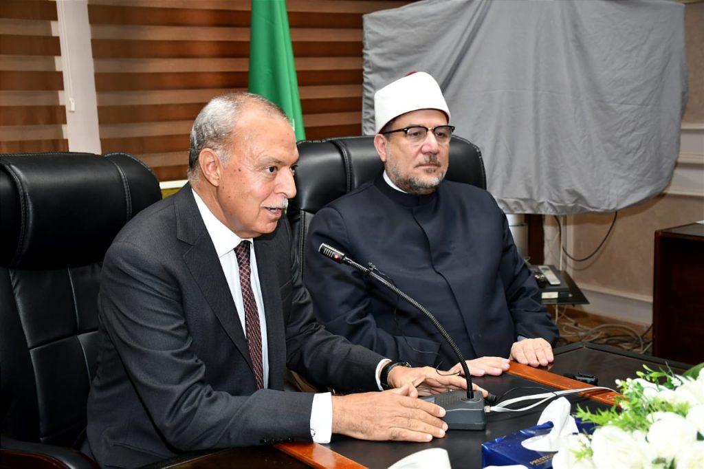 محافظ القليوبية: وزارة الأوقاف تقوم بدور كبير في المجالات المجتمعية والتوعوية في إطار التواصل المستمر بين وزير الأوقاف والعاملين بالمديريات الإقليمية، وفي ضوء رسالة الأوقاف الدعوية والمجتمعية التقى معالي أ.د/ محمد مختار جمعة وزير الأوقاف والسيد اللواء/ عبد الحميد الهجان محافظ القليوبية بقيادات الدعوة وأئمة الأوقاف بمحافظة القليوبية اليوم الجمعة 25/ 8/ 2023م بديوان عام محافظة القليوبية، في إطار احتفال المحافظة بالعيد القومي، وذلك بحضور الشيخ/ صفوت أبو السعود مدير مديرية أوقاف القليوبية، وعدد من قيادات الدعوة وأئمة المحافظة. وفي كلمته وجه معالي أ.د/ محمد مختار جمعة وزير الأوقاف الشكر للسيد اللواء/ عبدالحميد الهجان محافظ القليوبية، على تشريفه بحضور اللقاءات الدعوية بالمحافظة، حيث يعطي حضور سيادته هذه اللقاءات بعدًا خاصًّا جدًّا، سواء في افتتاحات المساجد أو لقاءات البرنامج الصيفي، مشيرًا إلى أنه تم حتى الآن توزيع (100) طن من لحوم الأوقاف بداية من عيد الأضحى الماضي وحتى الآن، مؤكدًا أنه سيتم توزيع 250 طن لحوم أضاحي وإطعام من الأوقاف على الأسر الأولى بالرعاية بمناسبة احتفالات المولد النبوي الشريف والعيد الخمسين لنصر أكتوبر المجيد، كما سيتم توزيع 511 ألف شنطة سلع غذائية خلال سبتمبر وأكتوبر بإذن الله تعالى يتم توزيعها على الأسر الأولى بالرعاية من خلال لجنة مشتركة بين المحافظة ووزارة التضامن ووزارة الأوقاف، مؤكدًا أن صكوك الإطعام مستمرة على مدار العام. كما وجه معاليه بتكثيف الأنشطة الصيفية، وكافة الأنشطة الدعوية المتنوعة والإعلان عنها على صفحة المديرية وصفحات الإدارات الإلكترونية، وفيما يخص المركز الثقافي ومركز إعداد المحفظين قررنا بداية العمل يوم 17 أو 16 سبتمبر 2023م، مع ضرورة تكثيف الإعلان عنها وذكر مزاياها كما بين معاليه أننا نقوم بمد فترة القبول حتى نهاية شهر سبتمبر مع التوسع في سن القبول حتى نتيح الفرصة أمام كل من يريد التعلم. وأكد وزير الأوقاف أن هناك فلسفة جديدة لمناهج الأوقاف بمراكزها الثقافية، يأتي في مقدمتها ويعد من أبرز محاورها: تيسير العلوم، والتركيز على قضايا التجديد، وتقوية الحس الإيماني العام، وفهم صحيح الدين، وتفكيك الفكر المتطرف، وعشرين إصدارًا من سلسلة (رؤية) من أبرز كتبها التي سيتم تدريسها هذا العام، مؤكدًا أن وزارة الأوقاف بصدد الإعداد لفتح مركز ثقافة إسلامية لغات، وآخر عن بُعد، ومركز دراسات اللغة العربية والذي يشتمل على عدة برامج منها: برنامج التحقيق، وبرنامج التصحيح، وبرنامج الطلاقة اللغوية. وفي كلمته أعرب السيد اللواء/ عبد الحميد الهجان محافظ القليوبية عن عميق امتنانه للتعاون البناء بين محافظة القليوبية ووزارة الأوقاف، مؤكدًا أن وزارة الأوقاف تقوم بدور كبير في المجالات المجتمعية والثقافية، خاصة مشروع صكوك الأضاحي والإطعام، وغيره من المشروعات الاجتماعية والقوافل الدعوية، مشيدًا بالبرنامج الصيفي للطفل. وعقب اللقاء شهد وزير الأوقاف وسيادة المحافظ انطلاق توزيع 2 طن لحوم إطعام على الأسر الأولى بالرعاية بالمحافظة؛ ليصل إجمالي ما تم توزيعه 100 طن من لحوم أضاحي وإطعام الأوقاف.