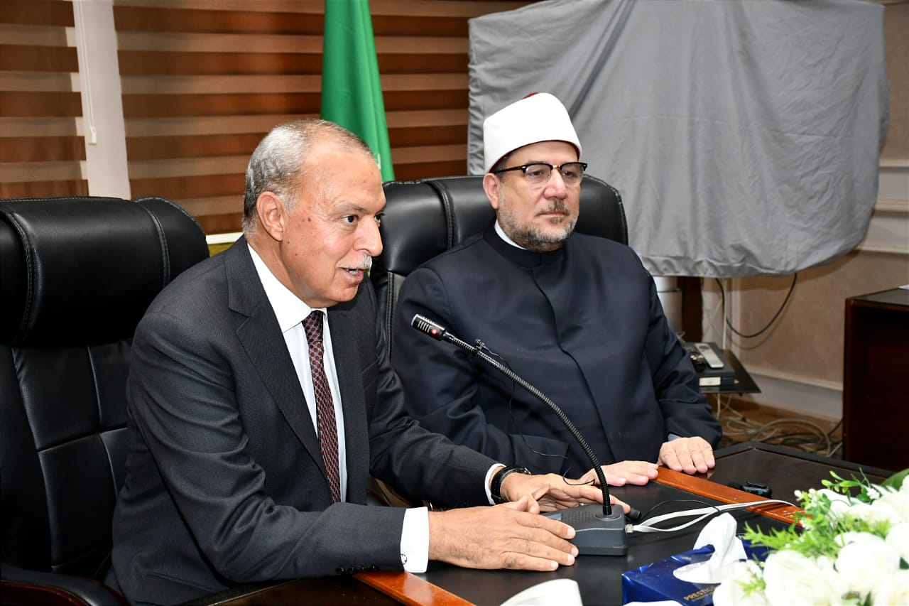 محافظ القليوبية: وزارة الأوقاف تقوم بدور كبير في المجالات المجتمعية والتوعوية في إطار التواصل المستمر بين وزير الأوقاف والعاملين بالمديريات الإقليمية، وفي ضوء رسالة الأوقاف الدعوية والمجتمعية التقى معالي أ.د/ محمد مختار جمعة وزير الأوقاف والسيد اللواء/ عبد الحميد الهجان محافظ القليوبية بقيادات الدعوة وأئمة الأوقاف بمحافظة القليوبية اليوم الجمعة 25/ 8/ 2023م بديوان عام محافظة القليوبية، في إطار احتفال المحافظة بالعيد القومي، وذلك بحضور الشيخ/ صفوت أبو السعود مدير مديرية أوقاف القليوبية، وعدد من قيادات الدعوة وأئمة المحافظة. وفي كلمته وجه معالي أ.د/ محمد مختار جمعة وزير الأوقاف الشكر للسيد اللواء/ عبدالحميد الهجان محافظ القليوبية، على تشريفه بحضور اللقاءات الدعوية بالمحافظة، حيث يعطي حضور سيادته هذه اللقاءات بعدًا خاصًّا جدًّا، سواء في افتتاحات المساجد أو لقاءات البرنامج الصيفي، مشيرًا إلى أنه تم حتى الآن توزيع (100) طن من لحوم الأوقاف بداية من عيد الأضحى الماضي وحتى الآن، مؤكدًا أنه سيتم توزيع 250 طن لحوم أضاحي وإطعام من الأوقاف على الأسر الأولى بالرعاية بمناسبة احتفالات المولد النبوي الشريف والعيد الخمسين لنصر أكتوبر المجيد، كما سيتم توزيع 511 ألف شنطة سلع غذائية خلال سبتمبر وأكتوبر بإذن الله تعالى يتم توزيعها على الأسر الأولى بالرعاية من خلال لجنة مشتركة بين المحافظة ووزارة التضامن ووزارة الأوقاف، مؤكدًا أن صكوك الإطعام مستمرة على مدار العام. كما وجه معاليه بتكثيف الأنشطة الصيفية، وكافة الأنشطة الدعوية المتنوعة والإعلان عنها على صفحة المديرية وصفحات الإدارات الإلكترونية، وفيما يخص المركز الثقافي ومركز إعداد المحفظين قررنا بداية العمل يوم 17 أو 16 سبتمبر 2023م، مع ضرورة تكثيف الإعلان عنها وذكر مزاياها كما بين معاليه أننا نقوم بمد فترة القبول حتى نهاية شهر سبتمبر مع التوسع في سن القبول حتى نتيح الفرصة أمام كل من يريد التعلم. وأكد وزير الأوقاف أن هناك فلسفة جديدة لمناهج الأوقاف بمراكزها الثقافية، يأتي في مقدمتها ويعد من أبرز محاورها: تيسير العلوم، والتركيز على قضايا التجديد، وتقوية الحس الإيماني العام، وفهم صحيح الدين، وتفكيك الفكر المتطرف، وعشرين إصدارًا من سلسلة (رؤية) من أبرز كتبها التي سيتم تدريسها هذا العام، مؤكدًا أن وزارة الأوقاف بصدد الإعداد لفتح مركز ثقافة إسلامية لغات، وآخر عن بُعد، ومركز دراسات اللغة العربية والذي يشتمل على عدة برامج منها: برنامج التحقيق، وبرنامج التصحيح، وبرنامج الطلاقة اللغوية. وفي كلمته أعرب السيد اللواء/ عبد الحميد الهجان محافظ القليوبية عن عميق امتنانه للتعاون البناء بين محافظة القليوبية ووزارة الأوقاف، مؤكدًا أن وزارة الأوقاف تقوم بدور كبير في المجالات المجتمعية والثقافية، خاصة مشروع صكوك الأضاحي والإطعام، وغيره من المشروعات الاجتماعية والقوافل الدعوية، مشيدًا بالبرنامج الصيفي للطفل. وعقب اللقاء شهد وزير الأوقاف وسيادة المحافظ انطلاق توزيع 2 طن لحوم إطعام على الأسر الأولى بالرعاية بالمحافظة؛ ليصل إجمالي ما تم توزيعه 100 طن من لحوم أضاحي وإطعام الأوقاف.