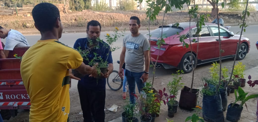 برعاية اللواء عبد الحميد الهجان محافظ القليوبية وتحت إشراف محمد عبد الحميد مرعى رئيس مدينة ومركز بنها وعيد عزت رئيس الوحدة المحلية بكفر الجزار مبادرة قريتنا حلوة بينا. وقال وائل الدهشان منسق عام المبادرة أنها تأتى تنفيذا لتوجيهات الرئيس عبد الفتاح السيسي رئيس الجمهورية بنشر قيم الجمال ومواجهة اى مظاهر سلبية . مضيفا أن المبادرة تستهدف تجميل مدخل القرية من خلال زراعة الأشجار المثمرة وعمل أرصفة ببلاط الانترلوك وعمل بوابة لمدخل القرية تحمل شعار المحافظة. وكذلك عمل استراحات رخامية ورفع كفاءة الإنارة بالمقابر وتمهيد الطرق وإزالة اى معوقات. وأشار إلى أن ذلك يتزامن مع تعاون مثمر مع الوحدة المحلية ببنها وبكفر الجزار والتى دفعت بمعداتها لدعم المبادرة. مشيدا بدعم المحافظة لمثل تلك المبادرات الهادفة للنهوض بالقرى ونشر مظاهر الجمال بها . من جانبه أشاد عيد عزت رئيس الوحدة المحلية بكفر الجزار بالمبادرة والقائمين عليها وأكد أن الوحدة المحلية تدعم كافة المبادرات الهادفة للنهوض بالقرى ونشر الجمال بها.
