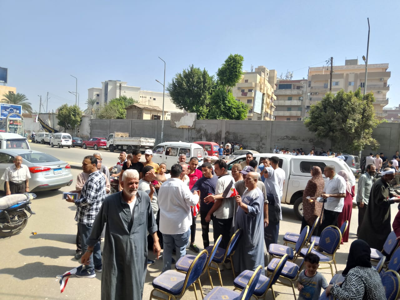كتبت: الهام السيد.  متابعة: وائل جمال شهدت مكتب التوثيق المخصص لتحرير توكيلات الانتخابات الرئاسية في بنها، اليوم الثلاثاء، توافد مئات المواطنين لليوم الثانى لتحرير توكيلات دعم ترشيح الرئيس عبدالفتاح السيسي، لفترة رئاسية جديدة. واوضح عدد من المواطنين، إنهم حريصين على المشاركة فى الانتخابات؛ وان مصر اليوم تدعوا ابنائها للتكاتف من جديد من اجل الاستقرار واستكمال مسيرة بناء الجمهورية الجديدة، مؤكدين انهم متواجدون منذ الصباح لعمل توكيل إلى الرئيس عبدالفتاح السيسي للترشح مرة أخرى لرئاسة الجمهورية. وقال جمال السعدني، بالمعاش، ان القليوبية شهدة طفرة من المشروعات القومية والخدمية والتنموية خلال عهد السيسي، ولابد من استكمالها من اجل الاجيال القادمة، متابعا: "انا عايز الرئيس يكمل عشان مصر تكون أقوى وأجمل بلد في الدنيا". وأضافت عزة ابراهيم، مدير مدرسة ثانوية بالمعاش، أنها جاءت لعمل توكيل لتأييد الرئيس عبدالفتاح السيسي، وذلك بسبب وقوفه بجوار الفئات الأولى بالرعاية في ظل الازمات الاقتصادية بحزمة من الضمان الاجتماعي وحماية أكثر من فئة موظفين وابناء وطلاب وتكافل وكرامة، وغيرها. وحددت الهيئة الوطنية للانتخابات مقار مكاتب التوثيق المكلفة بالتأييدات لانتخابات رئاسة الجمهورية 2024 بمحافظة القليوبية بنحو: في قها: بجوار مدرسة قها الإعدادية والعبور: عمارة 7 بمشروع الإسكان الحر بمنطقة إسكان المستقبل العبور وبنها: الغرفة التجارية بنها مبنى الغرفة التجارية بالقليوبية في بنها ميدان سعد زغلول. وشبرا الخيمة: قسم ثان بهتيم المساكن شبرا الخيمة والقناطر الخيرية: شارع الأندلس التقسيم السياحي بمدينة القناطر الخيرية والخانكة: بجوار المرور خلف السكة الحديد بمدينة الخانكة والخصوص: بجوار قسم الخصوص خلف مسجد الفاروق عمر بن الخطاب. كانت الهيئة الوطنية للانتخابات قد أعلنت أمس برئاسة المستشار وليد حمزة، الجدول الزمنى للانتخابات الرئاسية 2024، ودعوة الناخبين للاقتراع والتصويت فى الانتخابات الرئاسية المقرر بدايتها يوم 1 ديسمبر المقبل للمصريين فى الخارج، ويوم 10 ديسمبر للمصريين فى الداخل. وتضمن الجدول الزمنى، فتح باب تلقى طلبات الترشح لمدة 10 أيام بدءا من يوم 5 أكتوبر وحتى يوم 14 أكتوبر 2023، وذلك بمقر الهيئة الوطنية للانتخابات.