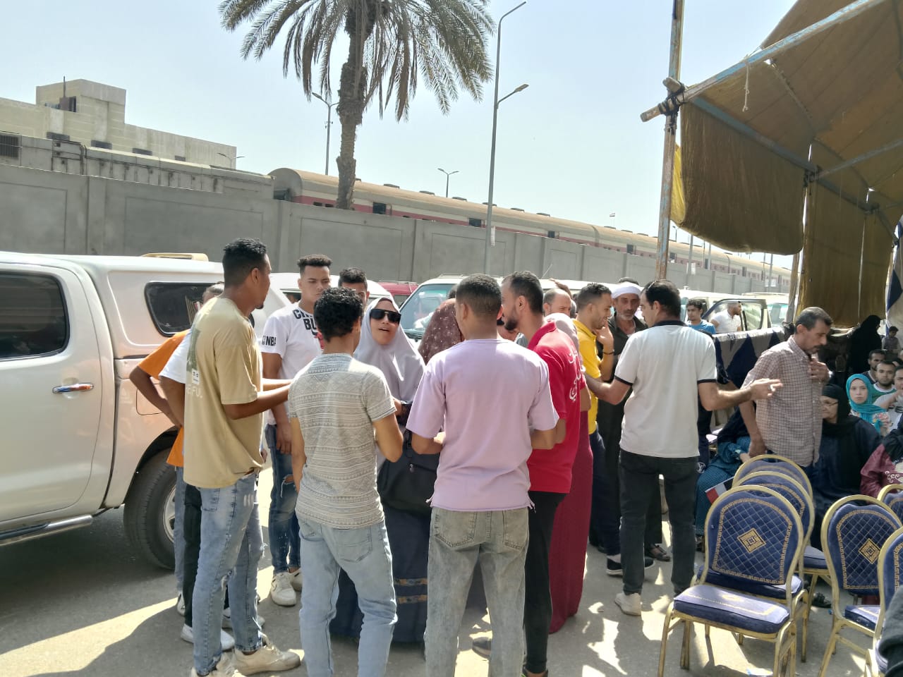 كتبت: الهام السيد.  متابعة: وائل جمال شهدت مكتب التوثيق المخصص لتحرير توكيلات الانتخابات الرئاسية في بنها، اليوم الثلاثاء، توافد مئات المواطنين لليوم الثانى لتحرير توكيلات دعم ترشيح الرئيس عبدالفتاح السيسي، لفترة رئاسية جديدة. واوضح عدد من المواطنين، إنهم حريصين على المشاركة فى الانتخابات؛ وان مصر اليوم تدعوا ابنائها للتكاتف من جديد من اجل الاستقرار واستكمال مسيرة بناء الجمهورية الجديدة، مؤكدين انهم متواجدون منذ الصباح لعمل توكيل إلى الرئيس عبدالفتاح السيسي للترشح مرة أخرى لرئاسة الجمهورية. وقال جمال السعدني، بالمعاش، ان القليوبية شهدة طفرة من المشروعات القومية والخدمية والتنموية خلال عهد السيسي، ولابد من استكمالها من اجل الاجيال القادمة، متابعا: "انا عايز الرئيس يكمل عشان مصر تكون أقوى وأجمل بلد في الدنيا". وأضافت عزة ابراهيم، مدير مدرسة ثانوية بالمعاش، أنها جاءت لعمل توكيل لتأييد الرئيس عبدالفتاح السيسي، وذلك بسبب وقوفه بجوار الفئات الأولى بالرعاية في ظل الازمات الاقتصادية بحزمة من الضمان الاجتماعي وحماية أكثر من فئة موظفين وابناء وطلاب وتكافل وكرامة، وغيرها. وحددت الهيئة الوطنية للانتخابات مقار مكاتب التوثيق المكلفة بالتأييدات لانتخابات رئاسة الجمهورية 2024 بمحافظة القليوبية بنحو: في قها: بجوار مدرسة قها الإعدادية والعبور: عمارة 7 بمشروع الإسكان الحر بمنطقة إسكان المستقبل العبور وبنها: الغرفة التجارية بنها مبنى الغرفة التجارية بالقليوبية في بنها ميدان سعد زغلول. وشبرا الخيمة: قسم ثان بهتيم المساكن شبرا الخيمة والقناطر الخيرية: شارع الأندلس التقسيم السياحي بمدينة القناطر الخيرية والخانكة: بجوار المرور خلف السكة الحديد بمدينة الخانكة والخصوص: بجوار قسم الخصوص خلف مسجد الفاروق عمر بن الخطاب. كانت الهيئة الوطنية للانتخابات قد أعلنت أمس برئاسة المستشار وليد حمزة، الجدول الزمنى للانتخابات الرئاسية 2024، ودعوة الناخبين للاقتراع والتصويت فى الانتخابات الرئاسية المقرر بدايتها يوم 1 ديسمبر المقبل للمصريين فى الخارج، ويوم 10 ديسمبر للمصريين فى الداخل. وتضمن الجدول الزمنى، فتح باب تلقى طلبات الترشح لمدة 10 أيام بدءا من يوم 5 أكتوبر وحتى يوم 14 أكتوبر 2023، وذلك بمقر الهيئة الوطنية للانتخابات.