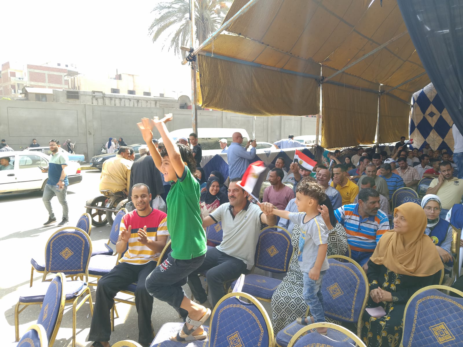 كتبت: الهام السيد.  متابعة: وائل جمال شهدت مكتب التوثيق المخصص لتحرير توكيلات الانتخابات الرئاسية في بنها، اليوم الثلاثاء، توافد مئات المواطنين لليوم الثانى لتحرير توكيلات دعم ترشيح الرئيس عبدالفتاح السيسي، لفترة رئاسية جديدة. واوضح عدد من المواطنين، إنهم حريصين على المشاركة فى الانتخابات؛ وان مصر اليوم تدعوا ابنائها للتكاتف من جديد من اجل الاستقرار واستكمال مسيرة بناء الجمهورية الجديدة، مؤكدين انهم متواجدون منذ الصباح لعمل توكيل إلى الرئيس عبدالفتاح السيسي للترشح مرة أخرى لرئاسة الجمهورية. وقال جمال السعدني، بالمعاش، ان القليوبية شهدة طفرة من المشروعات القومية والخدمية والتنموية خلال عهد السيسي، ولابد من استكمالها من اجل الاجيال القادمة، متابعا: "انا عايز الرئيس يكمل عشان مصر تكون أقوى وأجمل بلد في الدنيا". وأضافت عزة ابراهيم، مدير مدرسة ثانوية بالمعاش، أنها جاءت لعمل توكيل لتأييد الرئيس عبدالفتاح السيسي، وذلك بسبب وقوفه بجوار الفئات الأولى بالرعاية في ظل الازمات الاقتصادية بحزمة من الضمان الاجتماعي وحماية أكثر من فئة موظفين وابناء وطلاب وتكافل وكرامة، وغيرها. وحددت الهيئة الوطنية للانتخابات مقار مكاتب التوثيق المكلفة بالتأييدات لانتخابات رئاسة الجمهورية 2024 بمحافظة القليوبية بنحو: في قها: بجوار مدرسة قها الإعدادية والعبور: عمارة 7 بمشروع الإسكان الحر بمنطقة إسكان المستقبل العبور وبنها: الغرفة التجارية بنها مبنى الغرفة التجارية بالقليوبية في بنها ميدان سعد زغلول. وشبرا الخيمة: قسم ثان بهتيم المساكن شبرا الخيمة والقناطر الخيرية: شارع الأندلس التقسيم السياحي بمدينة القناطر الخيرية والخانكة: بجوار المرور خلف السكة الحديد بمدينة الخانكة والخصوص: بجوار قسم الخصوص خلف مسجد الفاروق عمر بن الخطاب. كانت الهيئة الوطنية للانتخابات قد أعلنت أمس برئاسة المستشار وليد حمزة، الجدول الزمنى للانتخابات الرئاسية 2024، ودعوة الناخبين للاقتراع والتصويت فى الانتخابات الرئاسية المقرر بدايتها يوم 1 ديسمبر المقبل للمصريين فى الخارج، ويوم 10 ديسمبر للمصريين فى الداخل. وتضمن الجدول الزمنى، فتح باب تلقى طلبات الترشح لمدة 10 أيام بدءا من يوم 5 أكتوبر وحتى يوم 14 أكتوبر 2023، وذلك بمقر الهيئة الوطنية للانتخابات.
