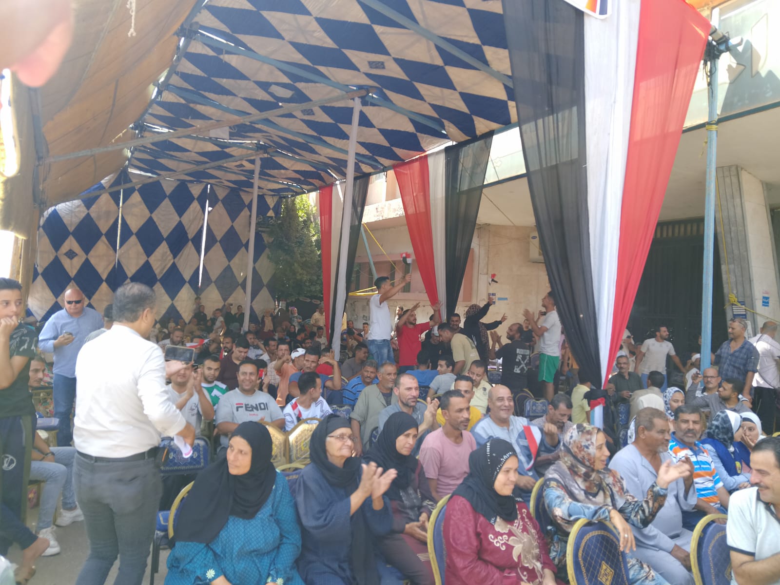 كتبت: الهام السيد.  متابعة: وائل جمال شهدت مكتب التوثيق المخصص لتحرير توكيلات الانتخابات الرئاسية في بنها، اليوم الثلاثاء، توافد مئات المواطنين لليوم الثانى لتحرير توكيلات دعم ترشيح الرئيس عبدالفتاح السيسي، لفترة رئاسية جديدة. واوضح عدد من المواطنين، إنهم حريصين على المشاركة فى الانتخابات؛ وان مصر اليوم تدعوا ابنائها للتكاتف من جديد من اجل الاستقرار واستكمال مسيرة بناء الجمهورية الجديدة، مؤكدين انهم متواجدون منذ الصباح لعمل توكيل إلى الرئيس عبدالفتاح السيسي للترشح مرة أخرى لرئاسة الجمهورية. وقال جمال السعدني، بالمعاش، ان القليوبية شهدة طفرة من المشروعات القومية والخدمية والتنموية خلال عهد السيسي، ولابد من استكمالها من اجل الاجيال القادمة، متابعا: "انا عايز الرئيس يكمل عشان مصر تكون أقوى وأجمل بلد في الدنيا". وأضافت عزة ابراهيم، مدير مدرسة ثانوية بالمعاش، أنها جاءت لعمل توكيل لتأييد الرئيس عبدالفتاح السيسي، وذلك بسبب وقوفه بجوار الفئات الأولى بالرعاية في ظل الازمات الاقتصادية بحزمة من الضمان الاجتماعي وحماية أكثر من فئة موظفين وابناء وطلاب وتكافل وكرامة، وغيرها. وحددت الهيئة الوطنية للانتخابات مقار مكاتب التوثيق المكلفة بالتأييدات لانتخابات رئاسة الجمهورية 2024 بمحافظة القليوبية بنحو: في قها: بجوار مدرسة قها الإعدادية والعبور: عمارة 7 بمشروع الإسكان الحر بمنطقة إسكان المستقبل العبور وبنها: الغرفة التجارية بنها مبنى الغرفة التجارية بالقليوبية في بنها ميدان سعد زغلول. وشبرا الخيمة: قسم ثان بهتيم المساكن شبرا الخيمة والقناطر الخيرية: شارع الأندلس التقسيم السياحي بمدينة القناطر الخيرية والخانكة: بجوار المرور خلف السكة الحديد بمدينة الخانكة والخصوص: بجوار قسم الخصوص خلف مسجد الفاروق عمر بن الخطاب. كانت الهيئة الوطنية للانتخابات قد أعلنت أمس برئاسة المستشار وليد حمزة، الجدول الزمنى للانتخابات الرئاسية 2024، ودعوة الناخبين للاقتراع والتصويت فى الانتخابات الرئاسية المقرر بدايتها يوم 1 ديسمبر المقبل للمصريين فى الخارج، ويوم 10 ديسمبر للمصريين فى الداخل. وتضمن الجدول الزمنى، فتح باب تلقى طلبات الترشح لمدة 10 أيام بدءا من يوم 5 أكتوبر وحتى يوم 14 أكتوبر 2023، وذلك بمقر الهيئة الوطنية للانتخابات.