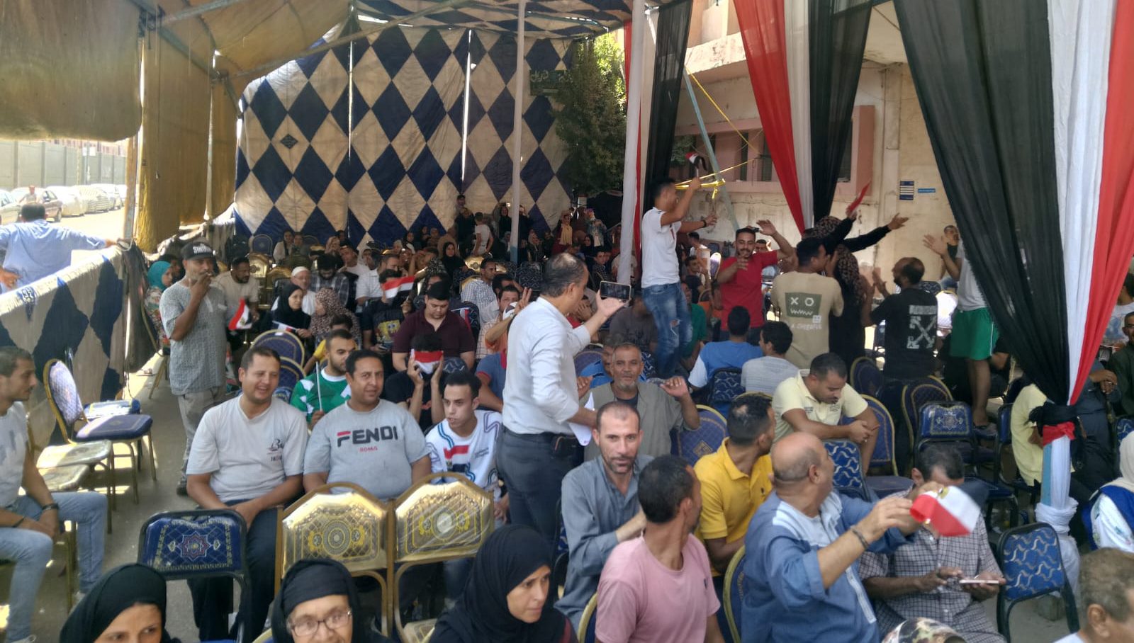 كتبت: الهام السيد.  متابعة: وائل جمال شهدت مكتب التوثيق المخصص لتحرير توكيلات الانتخابات الرئاسية في بنها، اليوم الثلاثاء، توافد مئات المواطنين لليوم الثانى لتحرير توكيلات دعم ترشيح الرئيس عبدالفتاح السيسي، لفترة رئاسية جديدة. واوضح عدد من المواطنين، إنهم حريصين على المشاركة فى الانتخابات؛ وان مصر اليوم تدعوا ابنائها للتكاتف من جديد من اجل الاستقرار واستكمال مسيرة بناء الجمهورية الجديدة، مؤكدين انهم متواجدون منذ الصباح لعمل توكيل إلى الرئيس عبدالفتاح السيسي للترشح مرة أخرى لرئاسة الجمهورية. وقال جمال السعدني، بالمعاش، ان القليوبية شهدة طفرة من المشروعات القومية والخدمية والتنموية خلال عهد السيسي، ولابد من استكمالها من اجل الاجيال القادمة، متابعا: "انا عايز الرئيس يكمل عشان مصر تكون أقوى وأجمل بلد في الدنيا". وأضافت عزة ابراهيم، مدير مدرسة ثانوية بالمعاش، أنها جاءت لعمل توكيل لتأييد الرئيس عبدالفتاح السيسي، وذلك بسبب وقوفه بجوار الفئات الأولى بالرعاية في ظل الازمات الاقتصادية بحزمة من الضمان الاجتماعي وحماية أكثر من فئة موظفين وابناء وطلاب وتكافل وكرامة، وغيرها. وحددت الهيئة الوطنية للانتخابات مقار مكاتب التوثيق المكلفة بالتأييدات لانتخابات رئاسة الجمهورية 2024 بمحافظة القليوبية بنحو: في قها: بجوار مدرسة قها الإعدادية والعبور: عمارة 7 بمشروع الإسكان الحر بمنطقة إسكان المستقبل العبور وبنها: الغرفة التجارية بنها مبنى الغرفة التجارية بالقليوبية في بنها ميدان سعد زغلول. وشبرا الخيمة: قسم ثان بهتيم المساكن شبرا الخيمة والقناطر الخيرية: شارع الأندلس التقسيم السياحي بمدينة القناطر الخيرية والخانكة: بجوار المرور خلف السكة الحديد بمدينة الخانكة والخصوص: بجوار قسم الخصوص خلف مسجد الفاروق عمر بن الخطاب. كانت الهيئة الوطنية للانتخابات قد أعلنت أمس برئاسة المستشار وليد حمزة، الجدول الزمنى للانتخابات الرئاسية 2024، ودعوة الناخبين للاقتراع والتصويت فى الانتخابات الرئاسية المقرر بدايتها يوم 1 ديسمبر المقبل للمصريين فى الخارج، ويوم 10 ديسمبر للمصريين فى الداخل. وتضمن الجدول الزمنى، فتح باب تلقى طلبات الترشح لمدة 10 أيام بدءا من يوم 5 أكتوبر وحتى يوم 14 أكتوبر 2023، وذلك بمقر الهيئة الوطنية للانتخابات.
