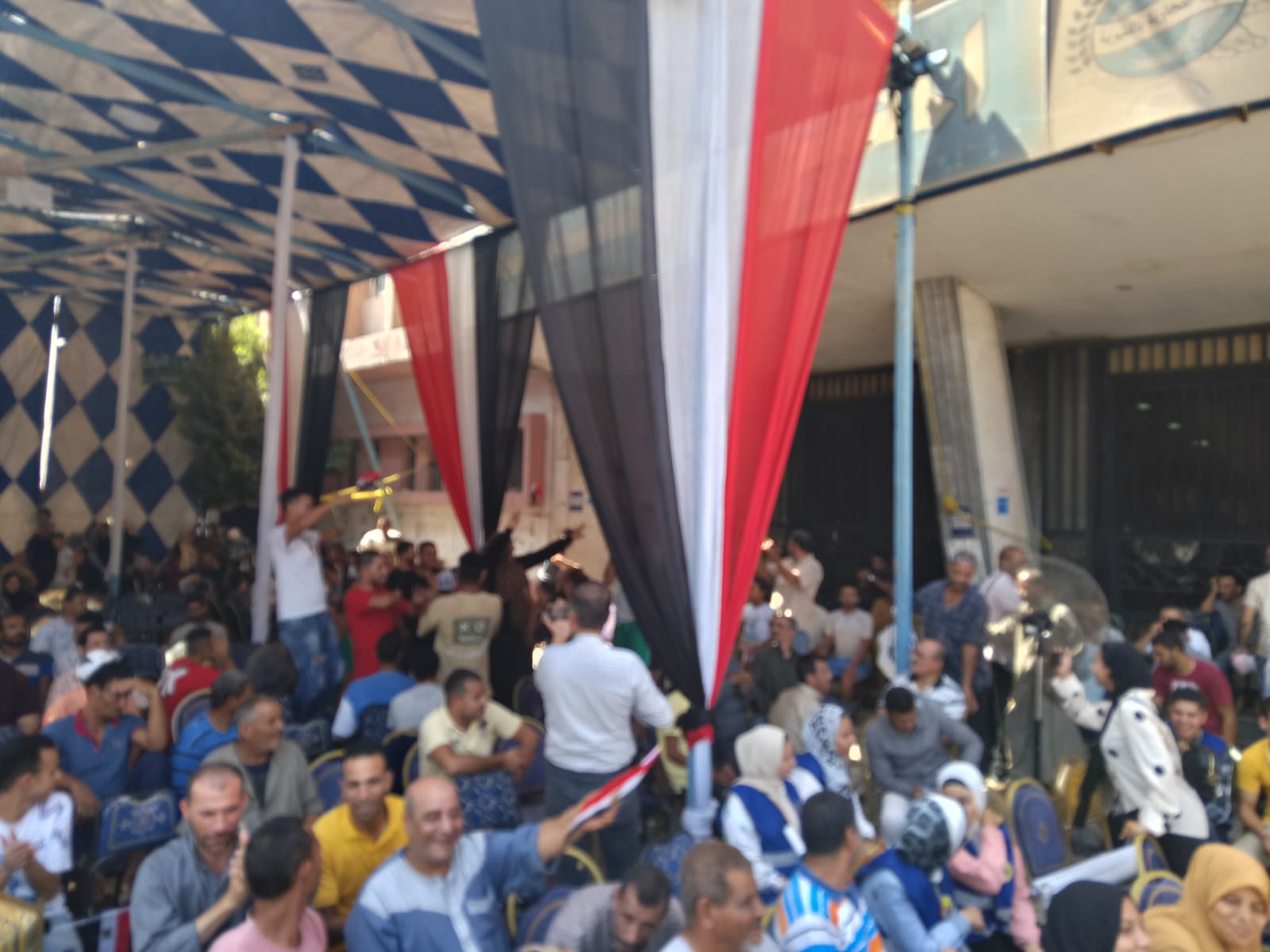 كتبت: الهام السيد.  متابعة: وائل جمال شهدت مكتب التوثيق المخصص لتحرير توكيلات الانتخابات الرئاسية في بنها، اليوم الثلاثاء، توافد مئات المواطنين لليوم الثانى لتحرير توكيلات دعم ترشيح الرئيس عبدالفتاح السيسي، لفترة رئاسية جديدة. واوضح عدد من المواطنين، إنهم حريصين على المشاركة فى الانتخابات؛ وان مصر اليوم تدعوا ابنائها للتكاتف من جديد من اجل الاستقرار واستكمال مسيرة بناء الجمهورية الجديدة، مؤكدين انهم متواجدون منذ الصباح لعمل توكيل إلى الرئيس عبدالفتاح السيسي للترشح مرة أخرى لرئاسة الجمهورية. وقال جمال السعدني، بالمعاش، ان القليوبية شهدة طفرة من المشروعات القومية والخدمية والتنموية خلال عهد السيسي، ولابد من استكمالها من اجل الاجيال القادمة، متابعا: "انا عايز الرئيس يكمل عشان مصر تكون أقوى وأجمل بلد في الدنيا". وأضافت عزة ابراهيم، مدير مدرسة ثانوية بالمعاش، أنها جاءت لعمل توكيل لتأييد الرئيس عبدالفتاح السيسي، وذلك بسبب وقوفه بجوار الفئات الأولى بالرعاية في ظل الازمات الاقتصادية بحزمة من الضمان الاجتماعي وحماية أكثر من فئة موظفين وابناء وطلاب وتكافل وكرامة، وغيرها. وحددت الهيئة الوطنية للانتخابات مقار مكاتب التوثيق المكلفة بالتأييدات لانتخابات رئاسة الجمهورية 2024 بمحافظة القليوبية بنحو: في قها: بجوار مدرسة قها الإعدادية والعبور: عمارة 7 بمشروع الإسكان الحر بمنطقة إسكان المستقبل العبور وبنها: الغرفة التجارية بنها مبنى الغرفة التجارية بالقليوبية في بنها ميدان سعد زغلول. وشبرا الخيمة: قسم ثان بهتيم المساكن شبرا الخيمة والقناطر الخيرية: شارع الأندلس التقسيم السياحي بمدينة القناطر الخيرية والخانكة: بجوار المرور خلف السكة الحديد بمدينة الخانكة والخصوص: بجوار قسم الخصوص خلف مسجد الفاروق عمر بن الخطاب. كانت الهيئة الوطنية للانتخابات قد أعلنت أمس برئاسة المستشار وليد حمزة، الجدول الزمنى للانتخابات الرئاسية 2024، ودعوة الناخبين للاقتراع والتصويت فى الانتخابات الرئاسية المقرر بدايتها يوم 1 ديسمبر المقبل للمصريين فى الخارج، ويوم 10 ديسمبر للمصريين فى الداخل. وتضمن الجدول الزمنى، فتح باب تلقى طلبات الترشح لمدة 10 أيام بدءا من يوم 5 أكتوبر وحتى يوم 14 أكتوبر 2023، وذلك بمقر الهيئة الوطنية للانتخابات.