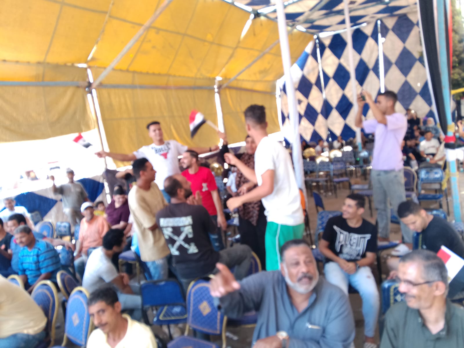 كتبت: الهام السيد.  متابعة: وائل جمال شهدت مكتب التوثيق المخصص لتحرير توكيلات الانتخابات الرئاسية في بنها، اليوم الثلاثاء، توافد مئات المواطنين لليوم الثانى لتحرير توكيلات دعم ترشيح الرئيس عبدالفتاح السيسي، لفترة رئاسية جديدة. واوضح عدد من المواطنين، إنهم حريصين على المشاركة فى الانتخابات؛ وان مصر اليوم تدعوا ابنائها للتكاتف من جديد من اجل الاستقرار واستكمال مسيرة بناء الجمهورية الجديدة، مؤكدين انهم متواجدون منذ الصباح لعمل توكيل إلى الرئيس عبدالفتاح السيسي للترشح مرة أخرى لرئاسة الجمهورية. وقال جمال السعدني، بالمعاش، ان القليوبية شهدة طفرة من المشروعات القومية والخدمية والتنموية خلال عهد السيسي، ولابد من استكمالها من اجل الاجيال القادمة، متابعا: "انا عايز الرئيس يكمل عشان مصر تكون أقوى وأجمل بلد في الدنيا". وأضافت عزة ابراهيم، مدير مدرسة ثانوية بالمعاش، أنها جاءت لعمل توكيل لتأييد الرئيس عبدالفتاح السيسي، وذلك بسبب وقوفه بجوار الفئات الأولى بالرعاية في ظل الازمات الاقتصادية بحزمة من الضمان الاجتماعي وحماية أكثر من فئة موظفين وابناء وطلاب وتكافل وكرامة، وغيرها. وحددت الهيئة الوطنية للانتخابات مقار مكاتب التوثيق المكلفة بالتأييدات لانتخابات رئاسة الجمهورية 2024 بمحافظة القليوبية بنحو: في قها: بجوار مدرسة قها الإعدادية والعبور: عمارة 7 بمشروع الإسكان الحر بمنطقة إسكان المستقبل العبور وبنها: الغرفة التجارية بنها مبنى الغرفة التجارية بالقليوبية في بنها ميدان سعد زغلول. وشبرا الخيمة: قسم ثان بهتيم المساكن شبرا الخيمة والقناطر الخيرية: شارع الأندلس التقسيم السياحي بمدينة القناطر الخيرية والخانكة: بجوار المرور خلف السكة الحديد بمدينة الخانكة والخصوص: بجوار قسم الخصوص خلف مسجد الفاروق عمر بن الخطاب. كانت الهيئة الوطنية للانتخابات قد أعلنت أمس برئاسة المستشار وليد حمزة، الجدول الزمنى للانتخابات الرئاسية 2024، ودعوة الناخبين للاقتراع والتصويت فى الانتخابات الرئاسية المقرر بدايتها يوم 1 ديسمبر المقبل للمصريين فى الخارج، ويوم 10 ديسمبر للمصريين فى الداخل. وتضمن الجدول الزمنى، فتح باب تلقى طلبات الترشح لمدة 10 أيام بدءا من يوم 5 أكتوبر وحتى يوم 14 أكتوبر 2023، وذلك بمقر الهيئة الوطنية للانتخابات.
