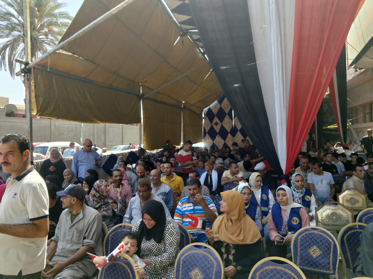 كتبت: الهام السيد.  متابعة: وائل جمال شهدت مكتب التوثيق المخصص لتحرير توكيلات الانتخابات الرئاسية في بنها، اليوم الثلاثاء، توافد مئات المواطنين لليوم الثانى لتحرير توكيلات دعم ترشيح الرئيس عبدالفتاح السيسي، لفترة رئاسية جديدة. واوضح عدد من المواطنين، إنهم حريصين على المشاركة فى الانتخابات؛ وان مصر اليوم تدعوا ابنائها للتكاتف من جديد من اجل الاستقرار واستكمال مسيرة بناء الجمهورية الجديدة، مؤكدين انهم متواجدون منذ الصباح لعمل توكيل إلى الرئيس عبدالفتاح السيسي للترشح مرة أخرى لرئاسة الجمهورية. وقال جمال السعدني، بالمعاش، ان القليوبية شهدة طفرة من المشروعات القومية والخدمية والتنموية خلال عهد السيسي، ولابد من استكمالها من اجل الاجيال القادمة، متابعا: "انا عايز الرئيس يكمل عشان مصر تكون أقوى وأجمل بلد في الدنيا". وأضافت عزة ابراهيم، مدير مدرسة ثانوية بالمعاش، أنها جاءت لعمل توكيل لتأييد الرئيس عبدالفتاح السيسي، وذلك بسبب وقوفه بجوار الفئات الأولى بالرعاية في ظل الازمات الاقتصادية بحزمة من الضمان الاجتماعي وحماية أكثر من فئة موظفين وابناء وطلاب وتكافل وكرامة، وغيرها. وحددت الهيئة الوطنية للانتخابات مقار مكاتب التوثيق المكلفة بالتأييدات لانتخابات رئاسة الجمهورية 2024 بمحافظة القليوبية بنحو: في قها: بجوار مدرسة قها الإعدادية والعبور: عمارة 7 بمشروع الإسكان الحر بمنطقة إسكان المستقبل العبور وبنها: الغرفة التجارية بنها مبنى الغرفة التجارية بالقليوبية في بنها ميدان سعد زغلول. وشبرا الخيمة: قسم ثان بهتيم المساكن شبرا الخيمة والقناطر الخيرية: شارع الأندلس التقسيم السياحي بمدينة القناطر الخيرية والخانكة: بجوار المرور خلف السكة الحديد بمدينة الخانكة والخصوص: بجوار قسم الخصوص خلف مسجد الفاروق عمر بن الخطاب. كانت الهيئة الوطنية للانتخابات قد أعلنت أمس برئاسة المستشار وليد حمزة، الجدول الزمنى للانتخابات الرئاسية 2024، ودعوة الناخبين للاقتراع والتصويت فى الانتخابات الرئاسية المقرر بدايتها يوم 1 ديسمبر المقبل للمصريين فى الخارج، ويوم 10 ديسمبر للمصريين فى الداخل. وتضمن الجدول الزمنى، فتح باب تلقى طلبات الترشح لمدة 10 أيام بدءا من يوم 5 أكتوبر وحتى يوم 14 أكتوبر 2023، وذلك بمقر الهيئة الوطنية للانتخابات.