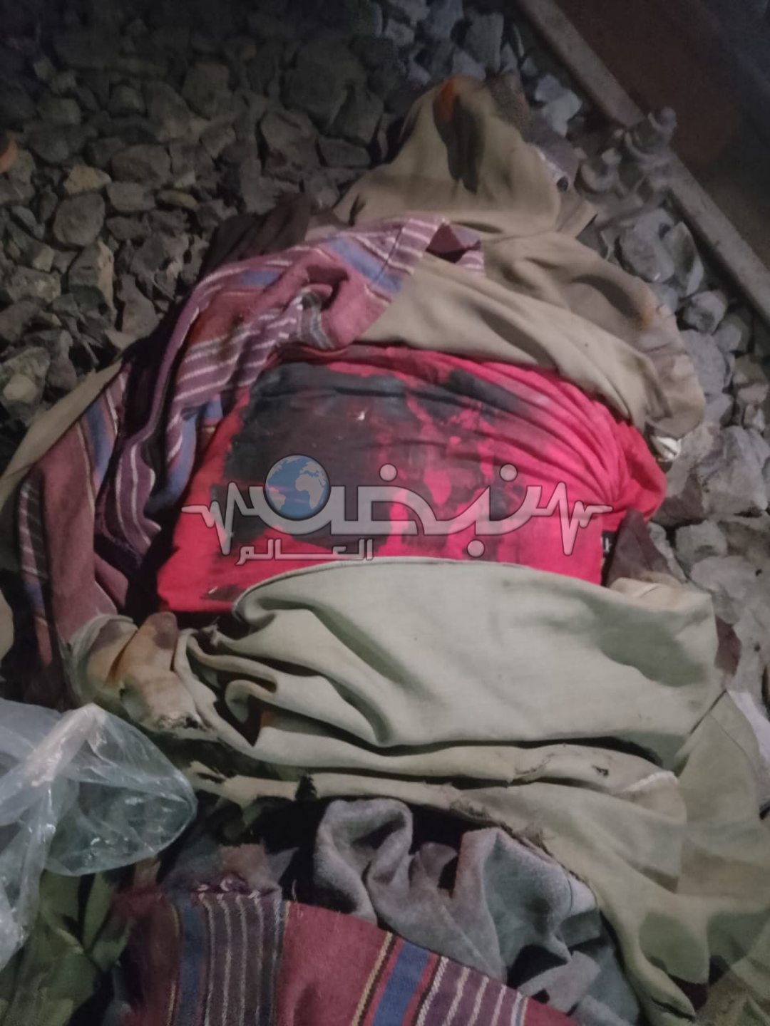 ليس معه اثبات شخصية.. مصرع شاب صدمه قطار بمزلقان ميت عاصم في بنها كتبت:الهام السيد متابعة:وائل جمال لقى شاب مصرعه، منذ قليل اليوم الثلاثاء، صدمه قطار بمزلقان قرية ميت عاصم التابعة لمركز بنها بالقليوبية، وجرى نقل الجثمان إلى مستشفى بنها العام، تحت تصرف جهات التحقيق والشرطة، وجارِ اتخاذ كل الإجراءات القانونية اللازمة، وكشف ملابسات الحادث وأسبابه. وتلقت الأجهزة الأمنية بمركز بنها، بلاغاً من الأهالي يفيد مصرع شخص فى حادث قطار مزلقان ميت عاصم، وعلي الفور انتقل الي مكان الحادث الرائد أحمد ربيع رئيس المباحث، ونائب المأمور أحمد جميل، والنقيب احمد محسن عمارة، والنقيب محمد عادل. ونقلت سيارة إسعاف، شاب ليس لدية هوية لاثبات شخصيته جثة هامدة إلى مستشفى بنها العام وتحرر المحضر اللازم، وأُخطرت جهات التحقيق. 