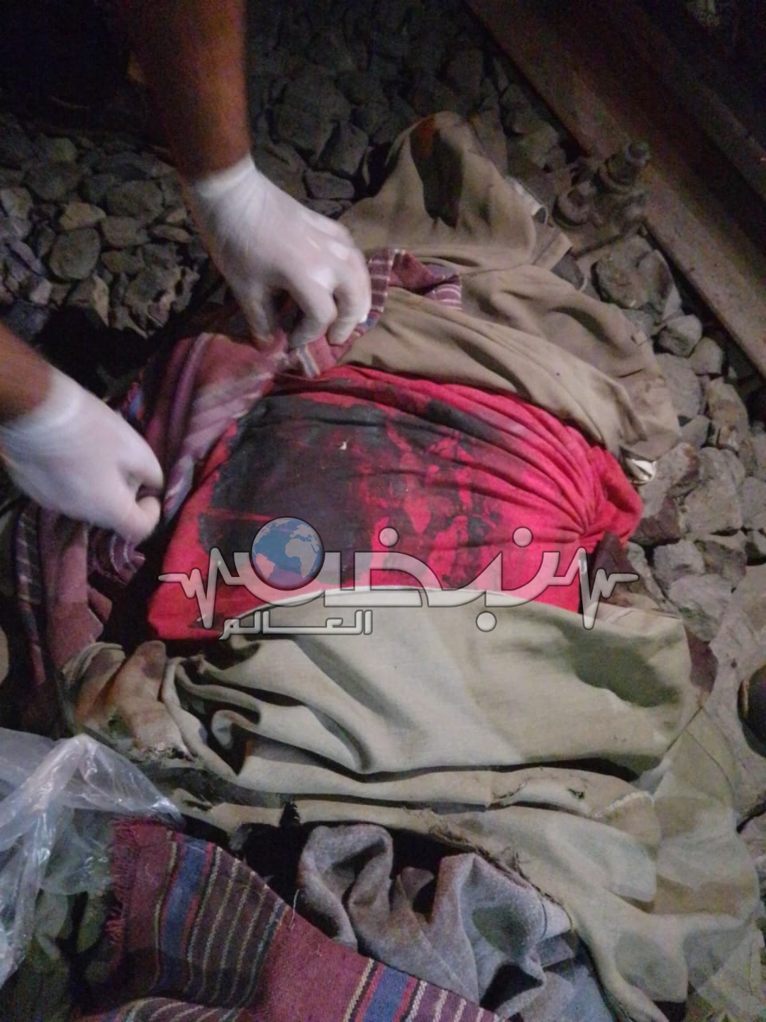 ليس معه اثبات شخصية.. مصرع شاب صدمه قطار بمزلقان ميت عاصم في بنها كتبت:الهام السيد متابعة:وائل جمال لقى شاب مصرعه، منذ قليل اليوم الثلاثاء، صدمه قطار بمزلقان قرية ميت عاصم التابعة لمركز بنها بالقليوبية، وجرى نقل الجثمان إلى مستشفى بنها العام، تحت تصرف جهات التحقيق والشرطة، وجارِ اتخاذ كل الإجراءات القانونية اللازمة، وكشف ملابسات الحادث وأسبابه. وتلقت الأجهزة الأمنية بمركز بنها، بلاغاً من الأهالي يفيد مصرع شخص فى حادث قطار مزلقان ميت عاصم، وعلي الفور انتقل الي مكان الحادث الرائد أحمد ربيع رئيس المباحث، ونائب المأمور أحمد جميل، والنقيب احمد محسن عمارة، والنقيب محمد عادل. ونقلت سيارة إسعاف، شاب ليس لدية هوية لاثبات شخصيته جثة هامدة إلى مستشفى بنها العام وتحرر المحضر اللازم، وأُخطرت جهات التحقيق. 