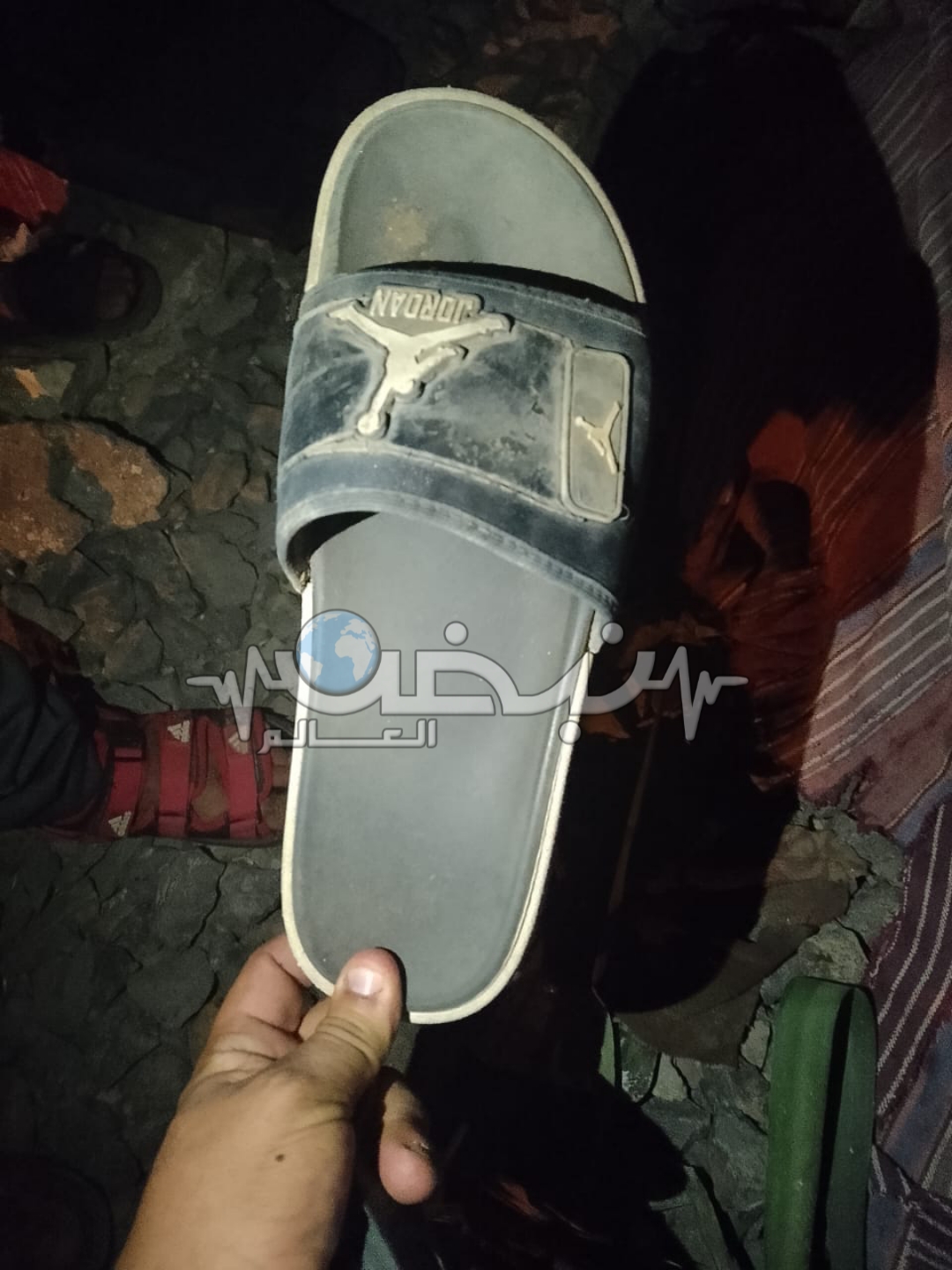 ليس معه اثبات شخصية.. مصرع شاب صدمه قطار بمزلقان ميت عاصم في بنها كتبت:الهام السيد متابعة:وائل جمال لقى شاب مصرعه، منذ قليل اليوم الثلاثاء، صدمه قطار بمزلقان قرية ميت عاصم التابعة لمركز بنها بالقليوبية، وجرى نقل الجثمان إلى مستشفى بنها العام، تحت تصرف جهات التحقيق والشرطة، وجارِ اتخاذ كل الإجراءات القانونية اللازمة، وكشف ملابسات الحادث وأسبابه. وتلقت الأجهزة الأمنية بمركز بنها، بلاغاً من الأهالي يفيد مصرع شخص فى حادث قطار مزلقان ميت عاصم، وعلي الفور انتقل الي مكان الحادث الرائد أحمد ربيع رئيس المباحث، ونائب المأمور أحمد جميل، والنقيب احمد محسن عمارة، والنقيب محمد عادل. ونقلت سيارة إسعاف، شاب ليس لدية هوية لاثبات شخصيته جثة هامدة إلى مستشفى بنها العام وتحرر المحضر اللازم، وأُخطرت جهات التحقيق. 