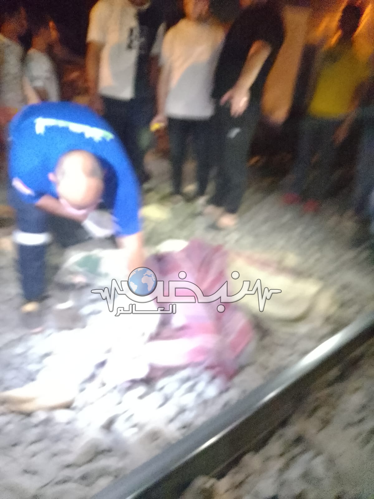 ليس معه اثبات شخصية.. مصرع شاب صدمه قطار بمزلقان ميت عاصم في بنها كتبت:الهام السيد متابعة:وائل جمال لقى شاب مصرعه، منذ قليل اليوم الثلاثاء، صدمه قطار بمزلقان قرية ميت عاصم التابعة لمركز بنها بالقليوبية، وجرى نقل الجثمان إلى مستشفى بنها العام، تحت تصرف جهات التحقيق والشرطة، وجارِ اتخاذ كل الإجراءات القانونية اللازمة، وكشف ملابسات الحادث وأسبابه. وتلقت الأجهزة الأمنية بمركز بنها، بلاغاً من الأهالي يفيد مصرع شخص فى حادث قطار مزلقان ميت عاصم، وعلي الفور انتقل الي مكان الحادث الرائد أحمد ربيع رئيس المباحث، ونائب المأمور أحمد جميل، والنقيب احمد محسن عمارة، والنقيب محمد عادل. ونقلت سيارة إسعاف، شاب ليس لدية هوية لاثبات شخصيته جثة هامدة إلى مستشفى بنها العام وتحرر المحضر اللازم، وأُخطرت جهات التحقيق. 