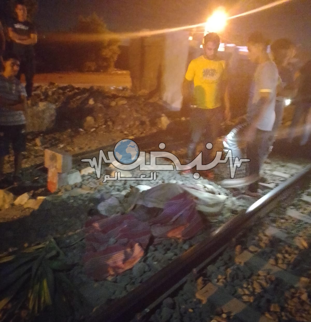 ليس معه اثبات شخصية.. مصرع شاب صدمه قطار بمزلقان ميت عاصم في بنها كتبت:الهام السيد متابعة:وائل جمال لقى شاب مصرعه، منذ قليل اليوم الثلاثاء، صدمه قطار بمزلقان قرية ميت عاصم التابعة لمركز بنها بالقليوبية، وجرى نقل الجثمان إلى مستشفى بنها العام، تحت تصرف جهات التحقيق والشرطة، وجارِ اتخاذ كل الإجراءات القانونية اللازمة، وكشف ملابسات الحادث وأسبابه. وتلقت الأجهزة الأمنية بمركز بنها، بلاغاً من الأهالي يفيد مصرع شخص فى حادث قطار مزلقان ميت عاصم، وعلي الفور انتقل الي مكان الحادث الرائد أحمد ربيع رئيس المباحث، ونائب المأمور أحمد جميل، والنقيب احمد محسن عمارة، والنقيب محمد عادل. ونقلت سيارة إسعاف، شاب ليس لدية هوية لاثبات شخصيته جثة هامدة إلى مستشفى بنها العام وتحرر المحضر اللازم، وأُخطرت جهات التحقيق. 