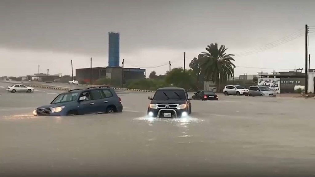  أهلت مؤشرات قرب وصول بقايا العاصفة دانيال، إلى غرب مصر، حيث بدأت أجواء مطروح في التغير الطفيف، بانتشار السُحب المتقطعة والرياح الخفيفة مع دخول المساء، اليوم الأحد، خاصة على مدينة السلوم ومطروح، بحسب توقعات هيئة الأرصاد الجوية، بأن تصل بقايا العاصفة دانيال إلى السواحل المصرية، أقصي غرب الساحل الشمالي، مطروح والسلوم، غدًا الإثنين، يصاحبها سقوط الأمطار الغزيرة التي تصل إلى رعدية على فترات متقطعة.   وتشهد حاليًا محافظة مطروح، طقساً معتدلاً وسجلت درجة الحرارة في بداية المساء 30 درجة مئوية، مع نشاط للرياح الخفيفة، خاصة في الأمان المفتوحة، وعلى شاطئ البحر. ووجه اللواء خالد شعيب محافظ مطروح، برفع درجة استعداد جميع الجهات المعنية بالمحافظة، لمراجعة الاستعدادات لموسم الأمطار والسيول المتوقعة، خلال الفترة المقبلة، خاصة مع توقعات هيئة الأرصاد الجوية بأن تشهد مناطق غرب مصر حالة عدم الاستقرار في الأحوال الجوية تبدأ غدا الاثنين.   وأكد محافظ مطروح على ضرورة الاستعداد التام والجاهزية لمواجهة السيول وأي طارئ، خاصة مع المتغيرات المناخية التى يشهدها العالم، وضرورة قيام كل الجهات المعنية بدورها ومسؤوليتها، مع التخطيط الجيد والتنفيذ الفعلى للمهام والمتابعة المستمرة، ومراجعة مخرات السيول وشنايش صرف الأمطار، ووضع سيناريو لكيفية المواجهة والتعامل مع أي حدث طارئ، وتحديد البيانات وأرقام تليفونات الجهات المعنية واعلانها للرد على أية شكاوى أو استغاثة عاجلة. كما وجه محافظ مطروح، بمراجعة وتدقيق كل البيانات الخاصة بمعدات واجهزة مواجهة السيول، ومخرات السيول ومواقعها، وتحديد اتجاه كل مخر ومسار المياه ونقاط تجمعاتها، سواء داخل المدن او خارجها وعلى الطريق الدولى الساحلى، ومراجعة جاهزية أعمدة الكهرباء والأسلاك والعزل والحفاظ على الأرواح والممتلكات مع تسيير حركة المواطنين والسيارات ،بالإضافة إلى مراجعة تصريف شنايش المطر بالشوارع وتطهيرها. وحصر جميع نقاط تجمع مياه الأمطار خاصة الأكثر عرضة للتضرر، وتحديد أماكنها لصرف تجمعات مياه الأمطار، وتحديد مناطق تجمع المياه بالقرب من محولات الكهرباء واتخاذ الإجراءات العاجلة.