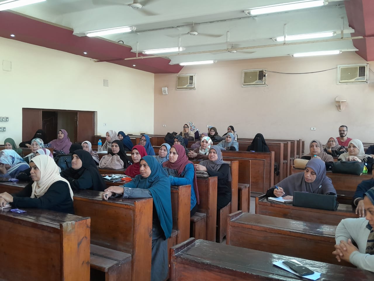 كتبت: إلهام السيد  عقد مجمع إعلام بنها التابع للهيئة العامة للاستعلامات، قطاع الإعلام الداخلي، ندوة عن "التوعية الإعلامية وتعزيز المشاركة السياسية للمرأة"، وذلك بقاعة مجلس مدينة بنها بالقليوبية. جاء هذا فى إطار حملة قطاع الإعلام الداخلى بالهيئة العامة للاستعلامات تحت شعار «صوتك مستقبلك.. انزل وشارك»، وذلك بناءً علي توجيهات الدكتور احمد يحى رئيس القطاع. واستهلت أماني الحاج علي مدير مجمع إعلام بنها، حديثها عن دور الهيئة العامة للاستعلامات وقطاع الإعلام الداخلى بمراكز الإعلام المنتشرة فى جميع محافظات مصر، ودورها الحيوى فى توصيل الرسالة الإعلامية فى شتى المجالات. وتناولت الندوة عدة محاور رئيسية أهمها. - دور المرأة وتعزيز قدراتها السياسية فهو حق وواجب وطنى. - المرأة داعية أساسية للأمن والأمان - دور المرأة لا يقل عن دور الرجل فالنساء شقائق الرجال. -دمج المرأة فى مسار التنمية وخاصة فى شقها السياسى والاجتماعي والاقتصادي. حاضر في الندوة كلاً من:- الدكتورة هبه عاطف لبيب مدرس الإعلام بقسم بحوث وقياسات الرأى العام بالمركز القومى للبحوث الاجتماعية والجنائية، فضيلة الشيخ اسلام أحمد السعيد واعظ بالأزهر الشريف. جاء هذا بحضور سماح محمد السيد مسئول الإعلام السكاني بمجمع اعلام بنها، ولفيف من الشخصيات العامة والقيادية بمجلس ومدينة بنها.