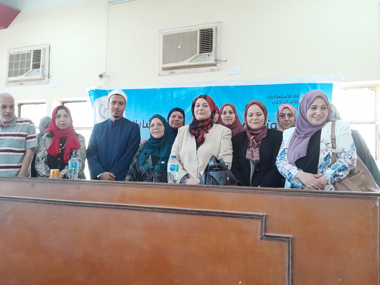 كتبت: إلهام السيد  عقد مجمع إعلام بنها التابع للهيئة العامة للاستعلامات، قطاع الإعلام الداخلي، ندوة عن "التوعية الإعلامية وتعزيز المشاركة السياسية للمرأة"، وذلك بقاعة مجلس مدينة بنها بالقليوبية. جاء هذا فى إطار حملة قطاع الإعلام الداخلى بالهيئة العامة للاستعلامات تحت شعار «صوتك مستقبلك.. انزل وشارك»، وذلك بناءً علي توجيهات الدكتور احمد يحى رئيس القطاع. واستهلت أماني الحاج علي مدير مجمع إعلام بنها، حديثها عن دور الهيئة العامة للاستعلامات وقطاع الإعلام الداخلى بمراكز الإعلام المنتشرة فى جميع محافظات مصر، ودورها الحيوى فى توصيل الرسالة الإعلامية فى شتى المجالات. وتناولت الندوة عدة محاور رئيسية أهمها. - دور المرأة وتعزيز قدراتها السياسية فهو حق وواجب وطنى. - المرأة داعية أساسية للأمن والأمان - دور المرأة لا يقل عن دور الرجل فالنساء شقائق الرجال. -دمج المرأة فى مسار التنمية وخاصة فى شقها السياسى والاجتماعي والاقتصادي. حاضر في الندوة كلاً من:- الدكتورة هبه عاطف لبيب مدرس الإعلام بقسم بحوث وقياسات الرأى العام بالمركز القومى للبحوث الاجتماعية والجنائية، فضيلة الشيخ اسلام أحمد السعيد واعظ بالأزهر الشريف. جاء هذا بحضور سماح محمد السيد مسئول الإعلام السكاني بمجمع اعلام بنها، ولفيف من الشخصيات العامة والقيادية بمجلس ومدينة بنها.
